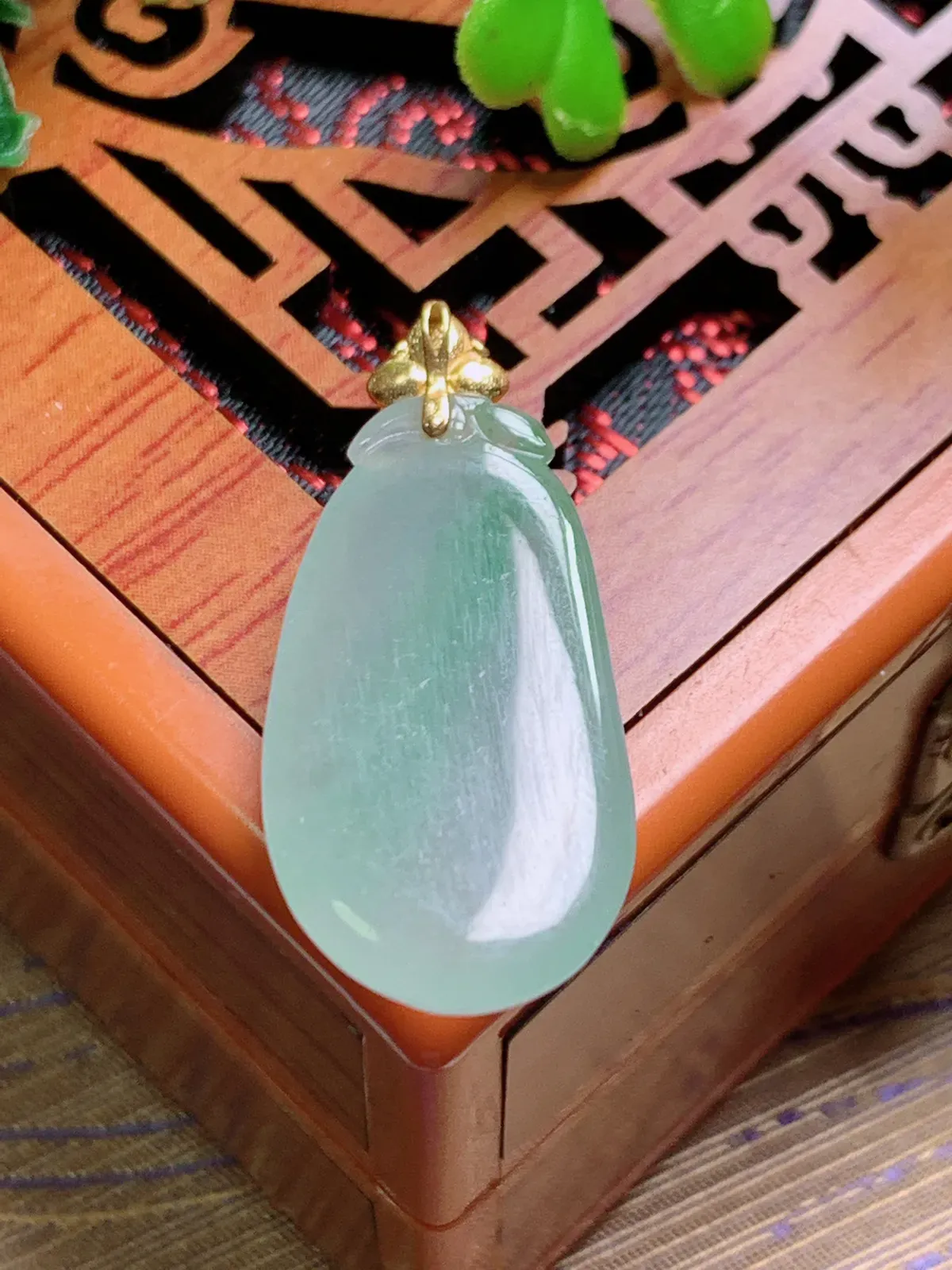 精品推荐，缅甸天然A货翡翠，18K金扣镶嵌冰种飘绿福瓜吊坠，种水好，颜色鲜艳，玉质水润细腻，工艺精湛，佩戴效果更佳。