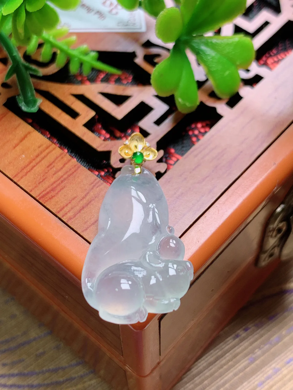 精品推荐，缅甸天然A货翡翠，18K金扣镶嵌冰种松鼠吊坠，种水好，颜色鲜艳，玉质水润细腻，工艺精湛，佩