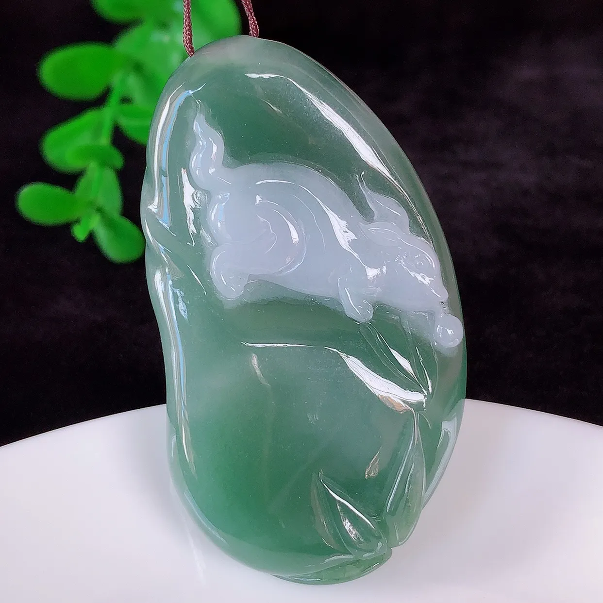 自然光实拍，冰润冰糯种飘绿翡翠生肖兔子吊坠，种老水足，翠色灵动，寓意美好，佩戴时尚出众！#60.21