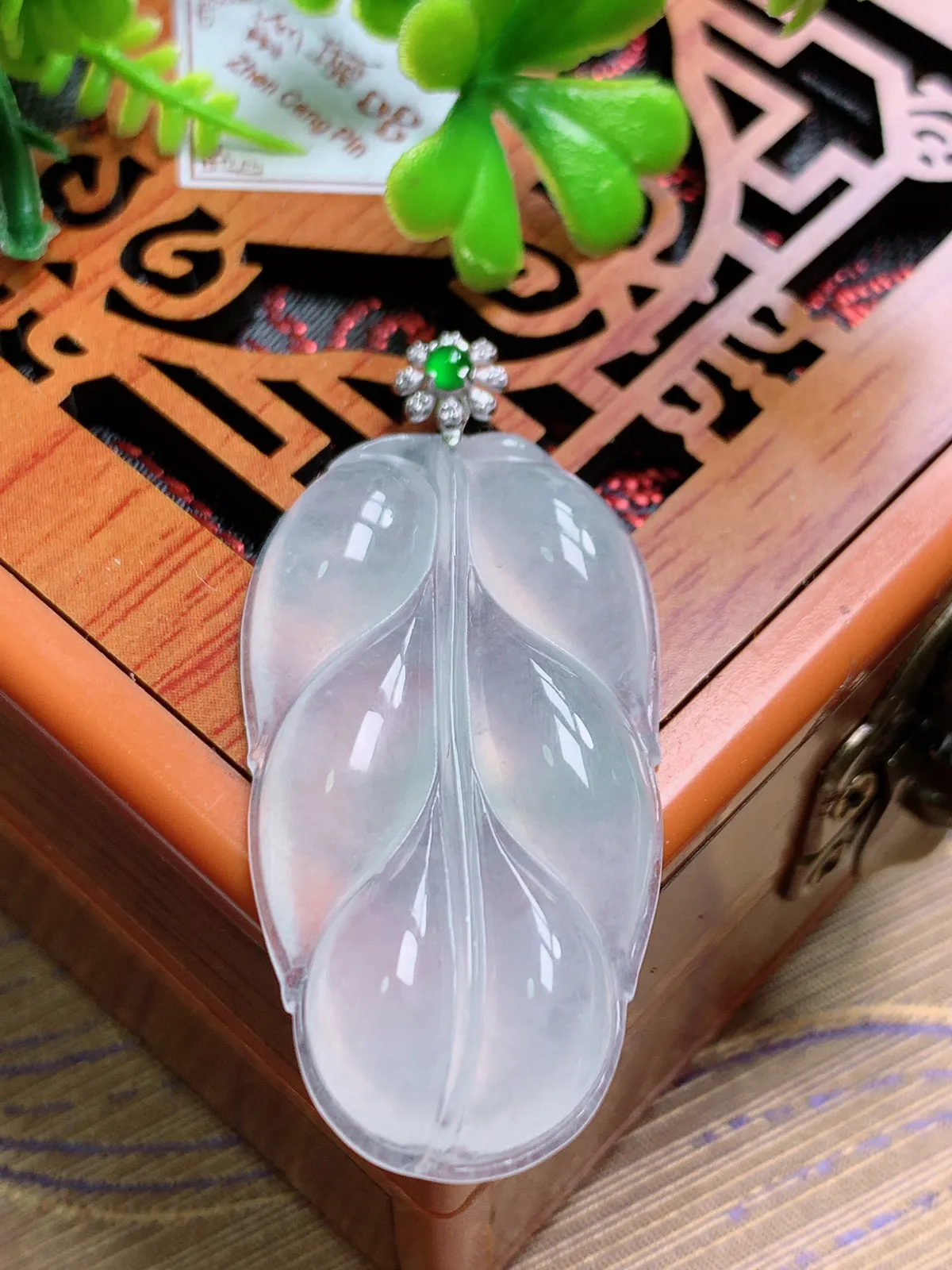 精品推荐，缅甸天然A货翡翠，18K金扣镶嵌冰种叶子吊坠，种水好，颜色鲜艳，玉质水润细腻，工艺精湛，佩戴效果更佳。