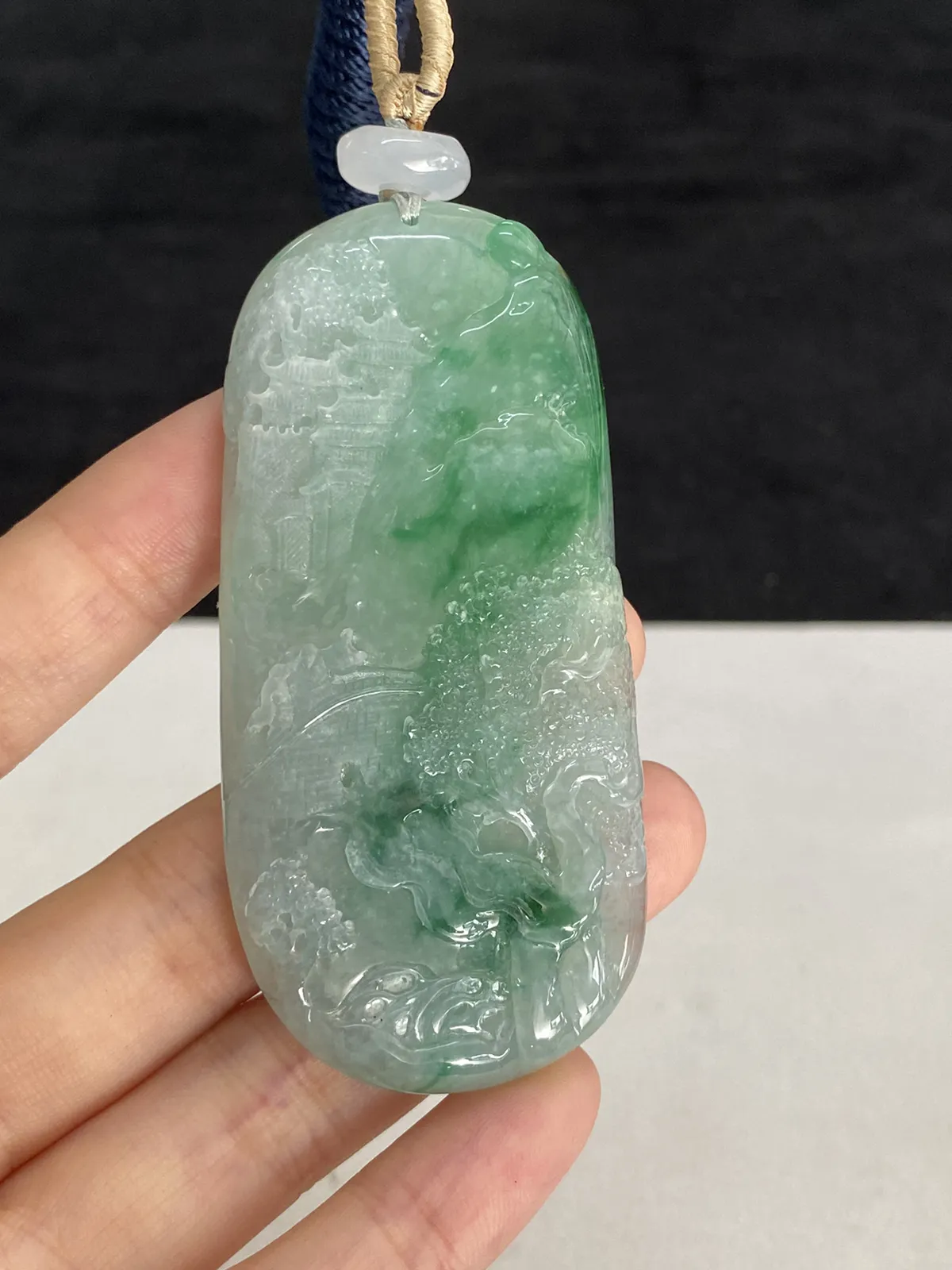 翡翠冰糯种飘绿吊坠，配珠未测