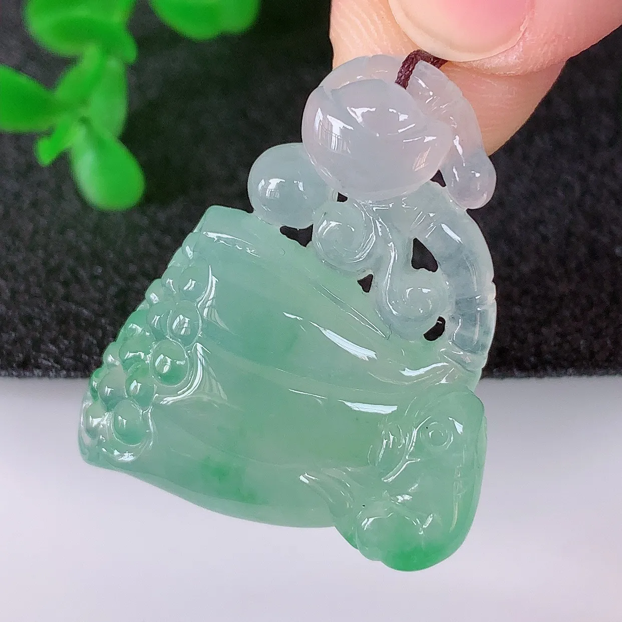 自然光实拍，冰润冰种飘绿翡翠招财莲蓬吊坠，水润精细，寓意路路都通，有着促进事业有运！#02.21