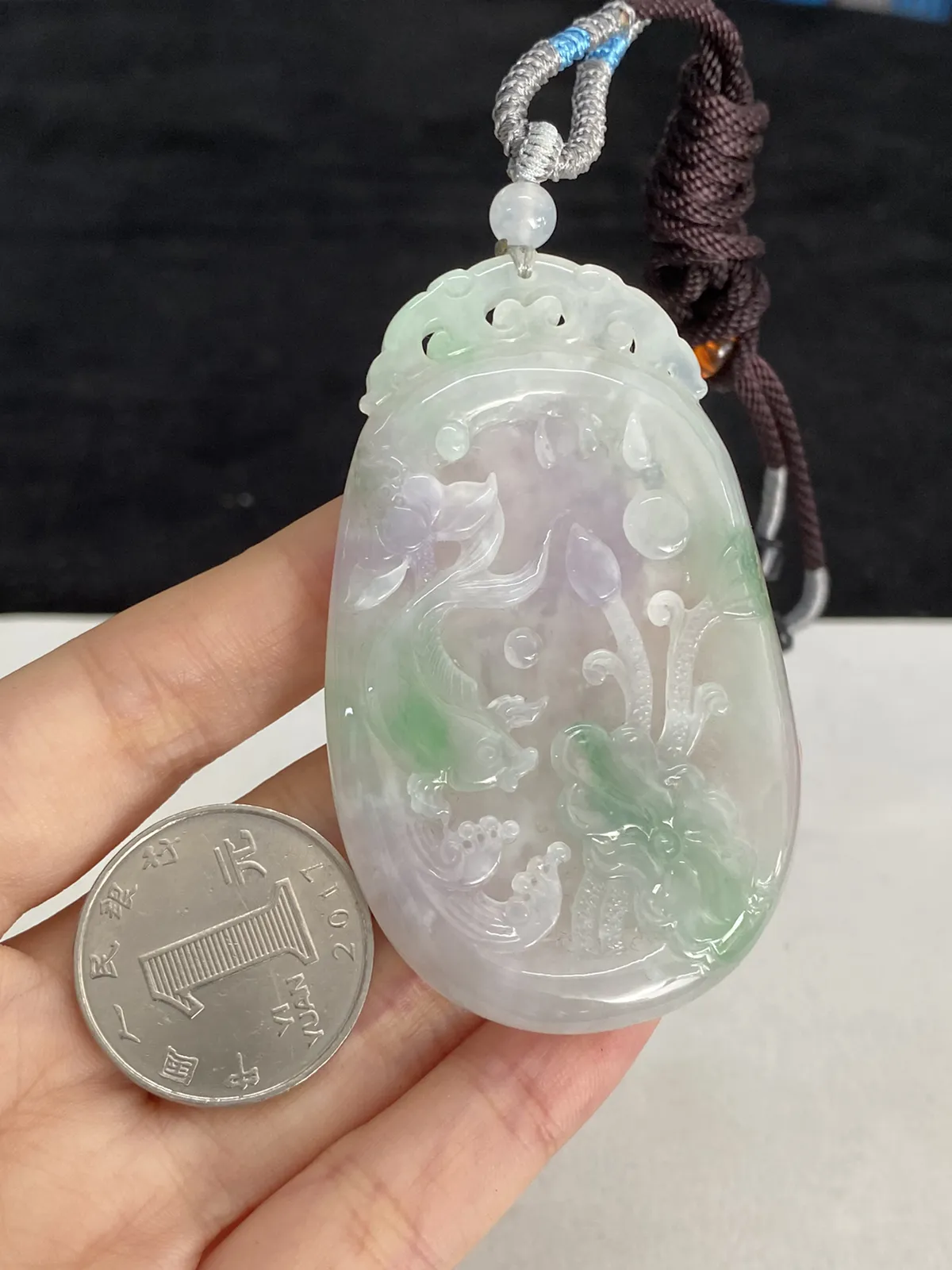 翡翠糯化种飘绿吊坠，配珠未测
