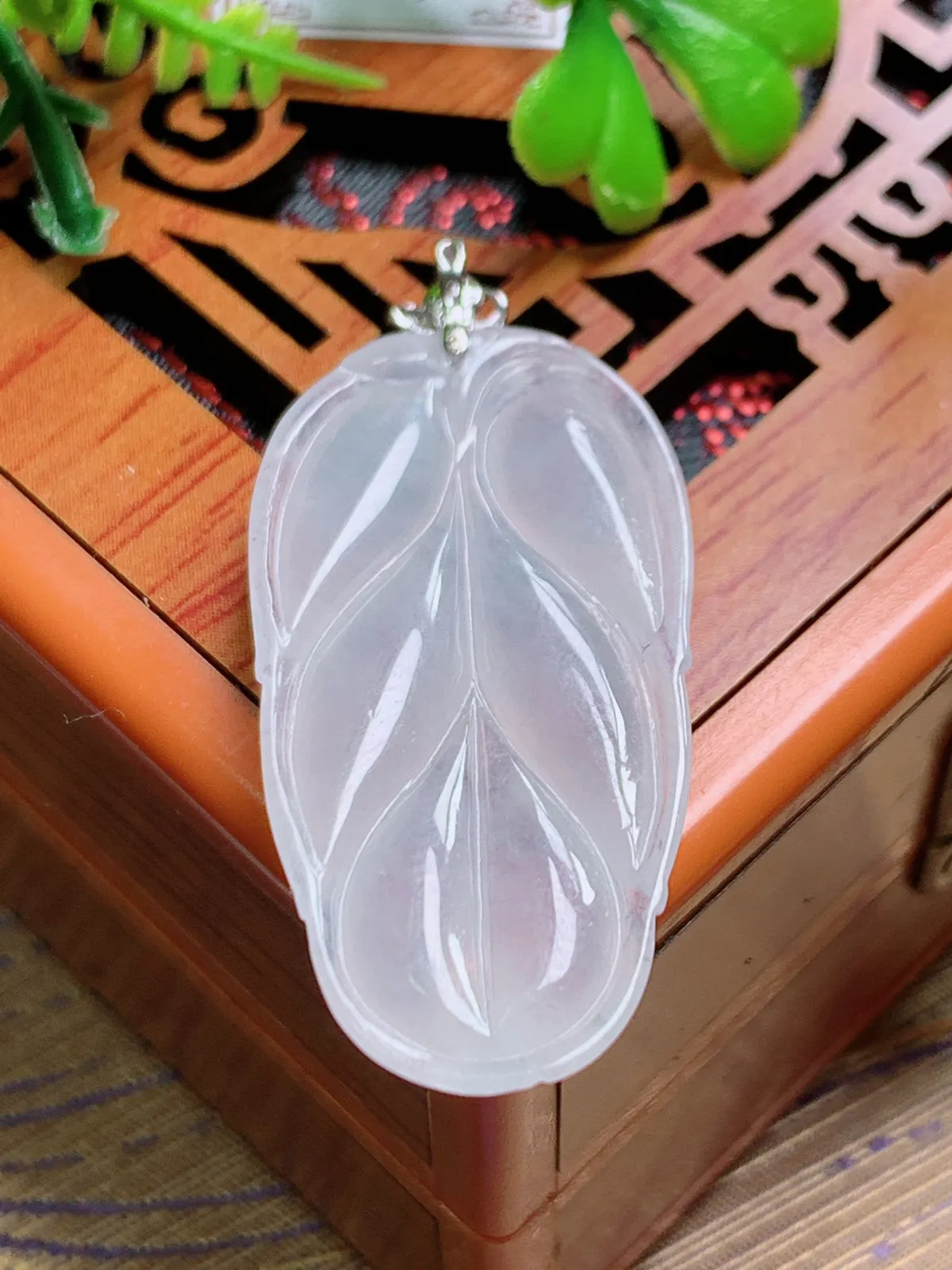 精品推荐，缅甸天然A货翡翠，18K金扣镶嵌冰种叶子吊坠，种水好，颜色鲜艳，玉质水润细腻，工艺精湛，佩戴效果更佳。