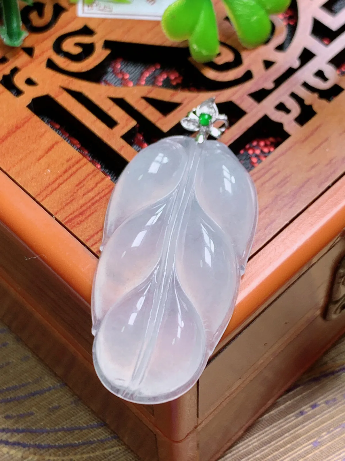 精品推荐，缅甸天然A货翡翠，18K金扣镶嵌冰种叶子吊坠，种水好，颜色鲜艳，玉质水润细腻，工艺精湛，佩戴效果更佳。