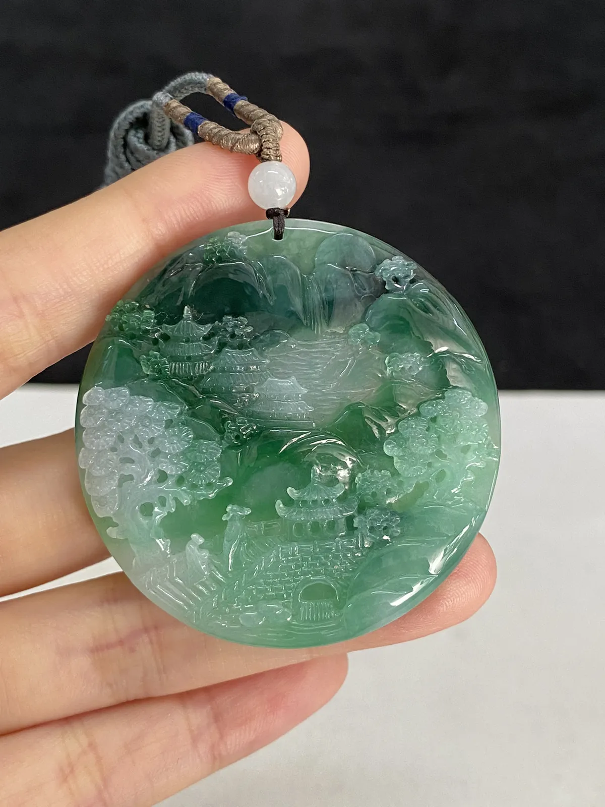 翡翠冰糯种浅绿色山水牌，配珠未测