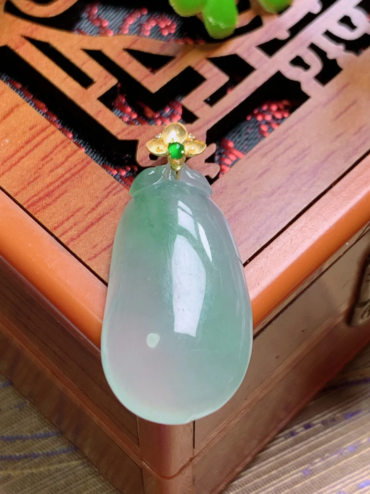 精品推荐，缅甸天然A货翡翠，18K金扣镶嵌冰种飘绿福瓜吊坠，种水好，颜色鲜艳，玉质水润细腻，工艺精湛，佩戴效果更佳。