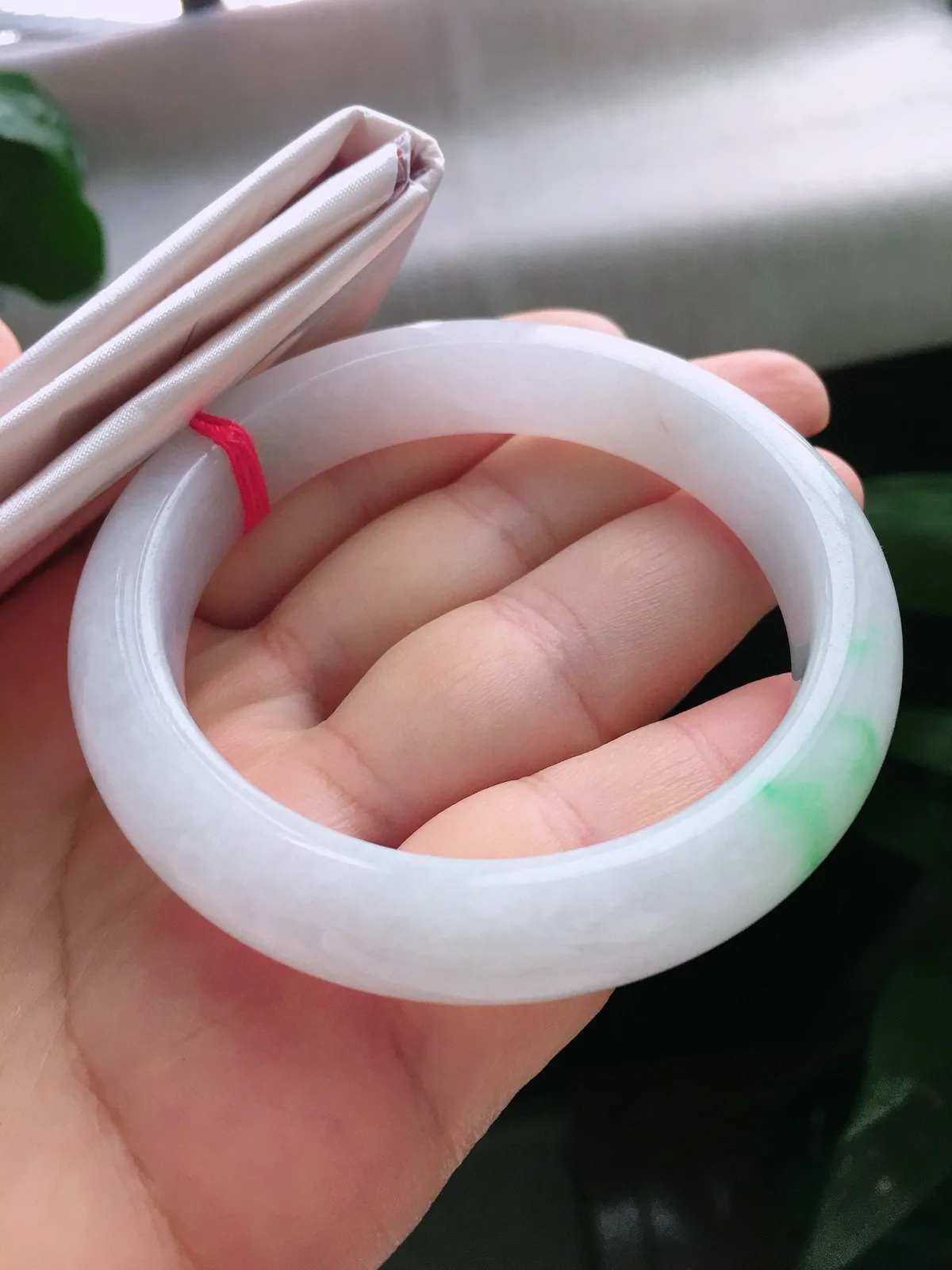 圈口57.5，正圈手镯，飘色花，玉质水润，尺寸57.5-12.9-8.1mm