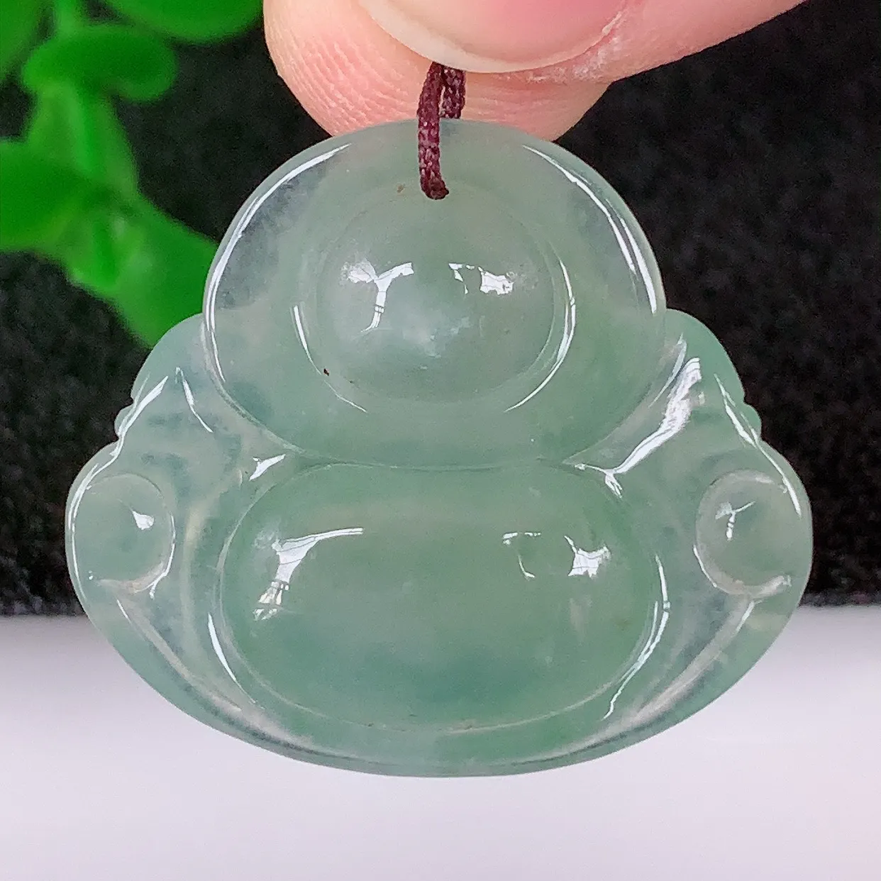 自然光实拍，冰润冰种飘绿翡翠佛公吊坠，饱满， 佛公亦保平安，寓意有福（佛公）相伴，配戴优雅迷人！#51.21