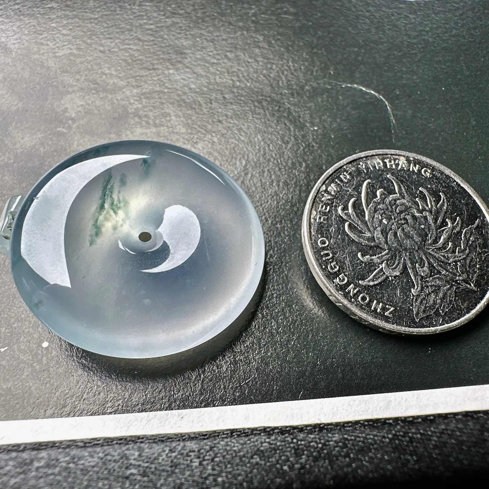 【冰种飘花平安扣】质地非常细腻，冰润十足，种老冰透，荧光闪耀。合适佩戴