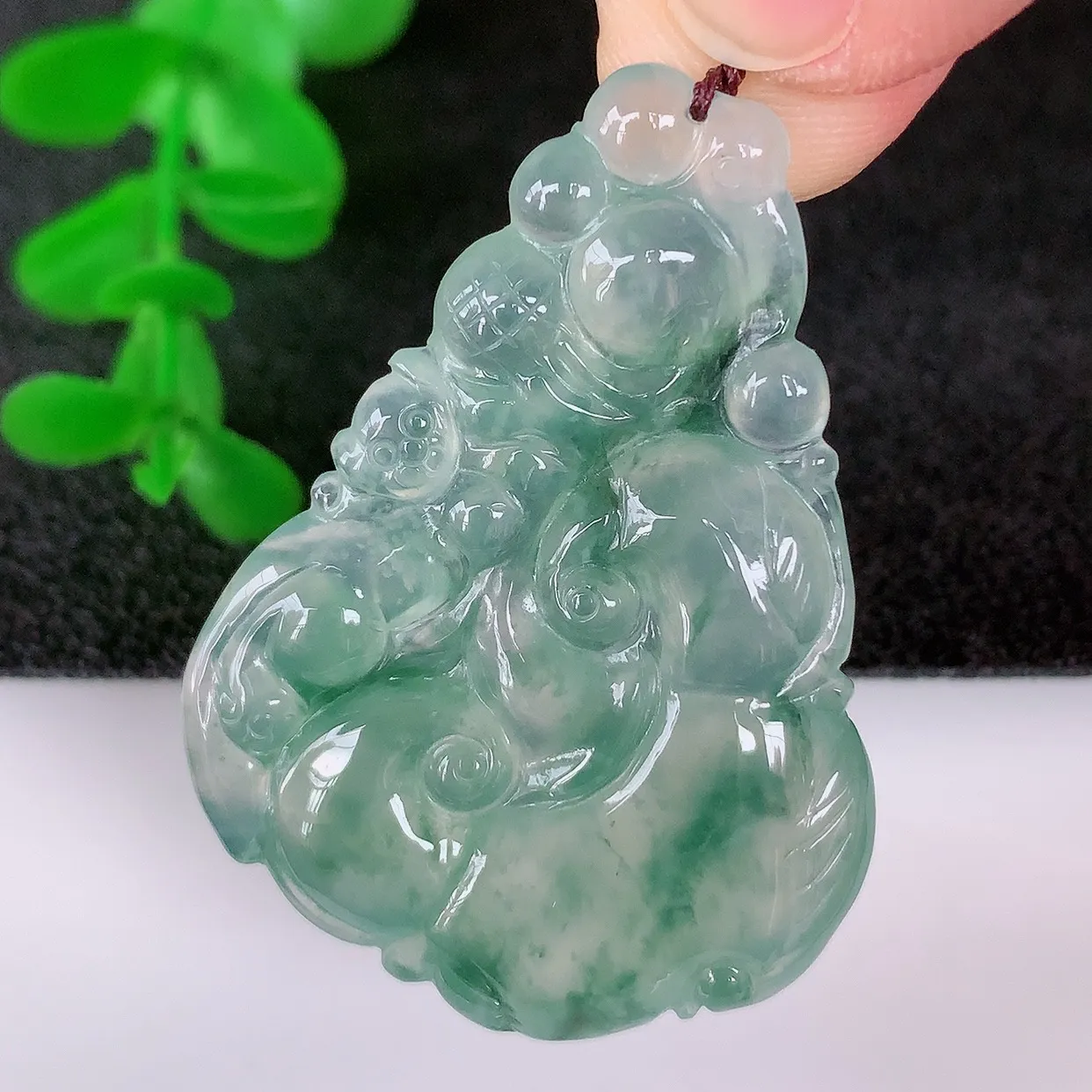 自然光实拍，冰种飘花翡翠如意吊坠，翡翠如意，上身效果非常美，饱满大气，工艺美，万事如意，如意一生 #01.21