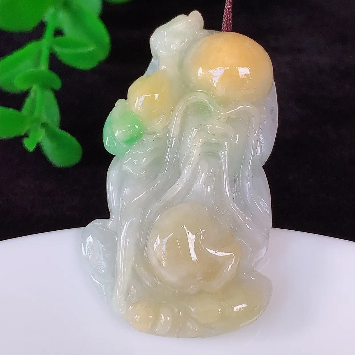 自然光实拍，冰润冰糯种双彩黄加绿翡翠寿星公吊坠，种老水足，翠色灵动，寓意美好，佩戴时尚出众！#87.21