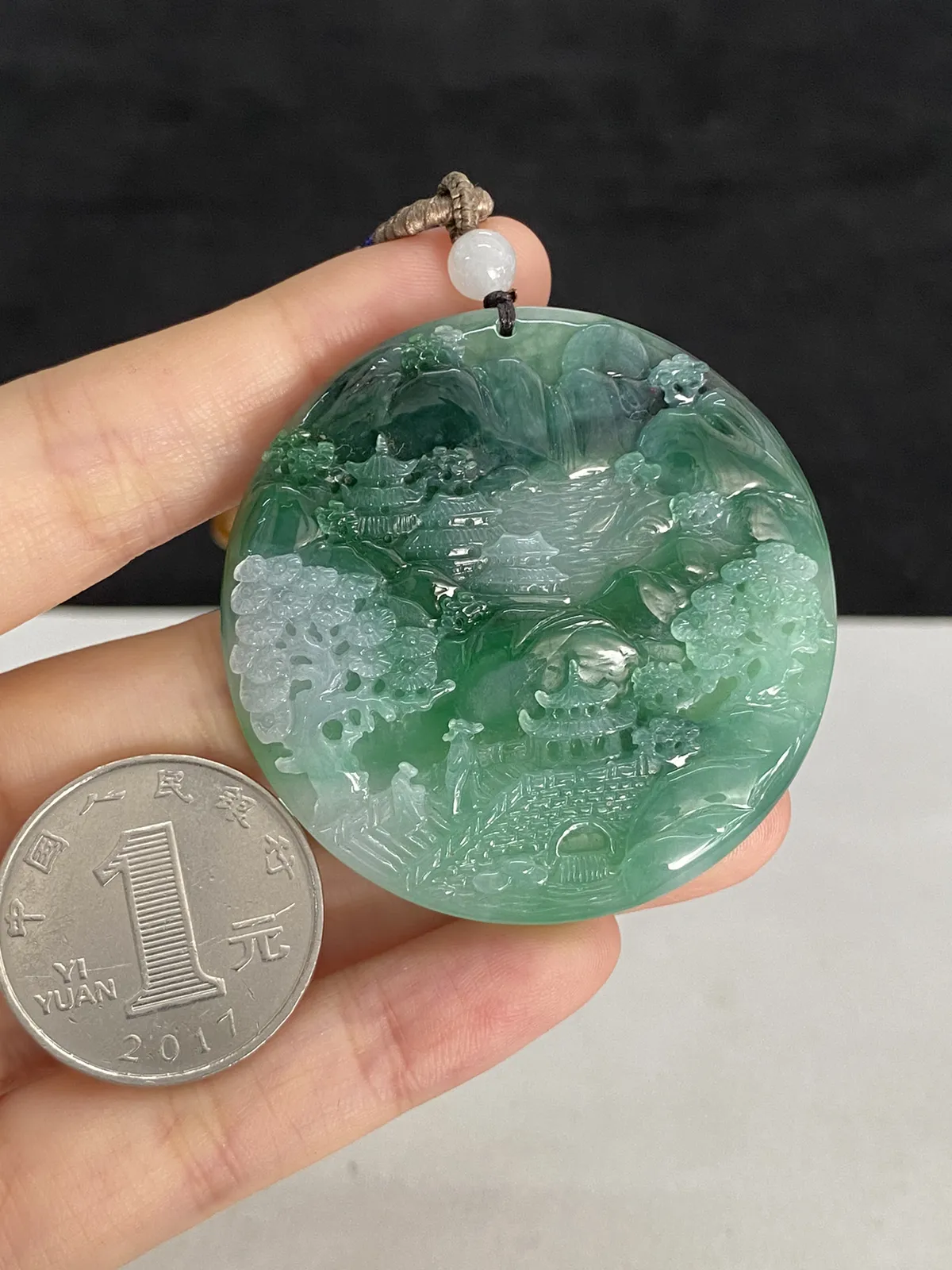 翡翠冰糯种浅绿色山水牌，配珠未测