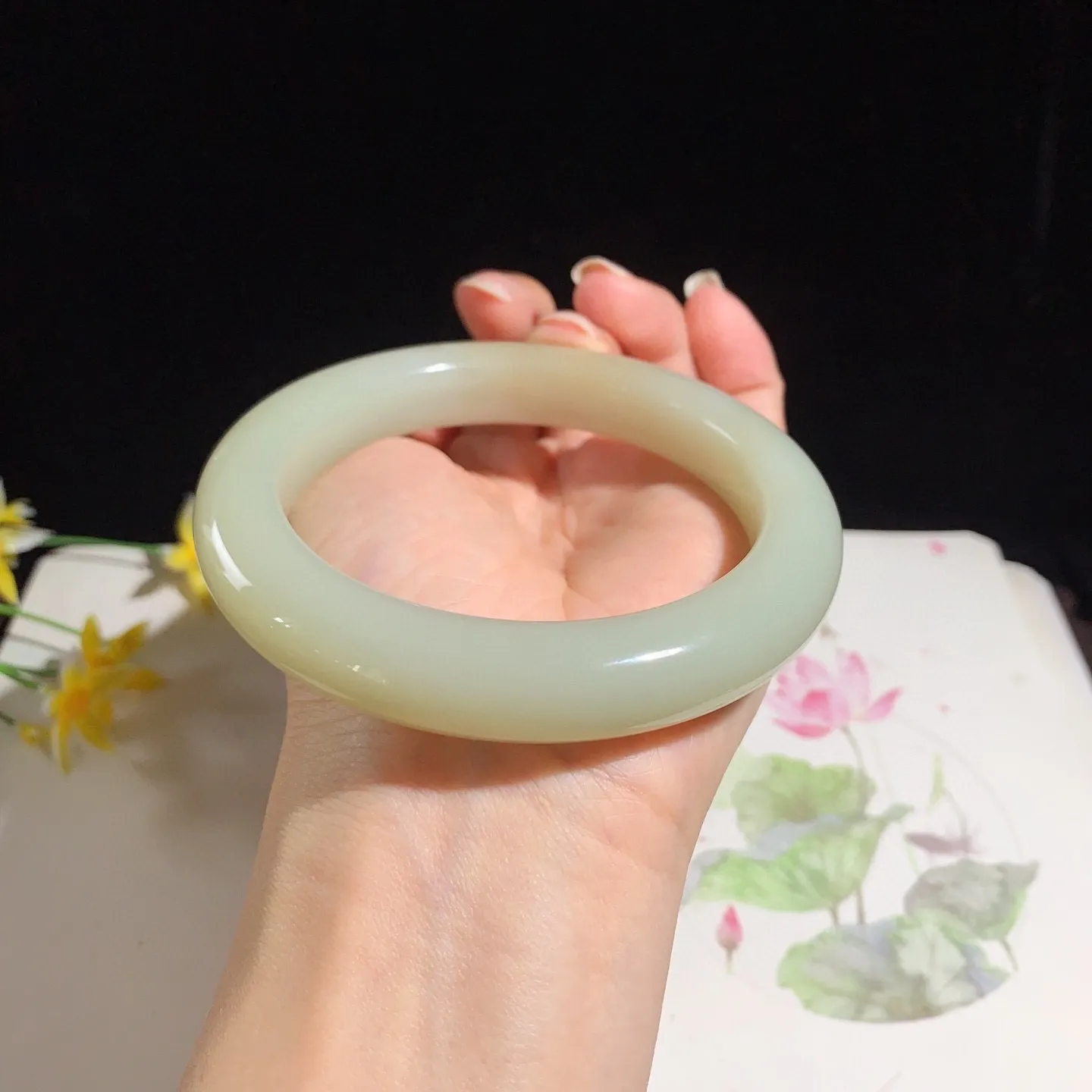 和田玉63圈口且末糖手镯！圈口63宽13.5玉质细腻油润 底色纯净 无裂无杂 脂粉好，品质高！