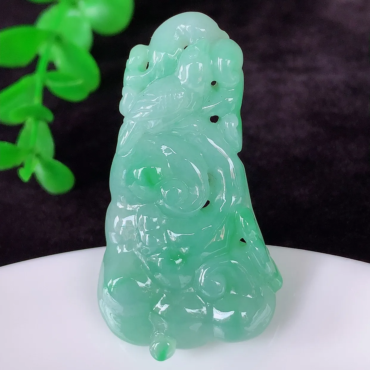 自然光实拍，冰润冰糯种飘绿翡翠如意吊坠，翡翠如意，上身效果非常美，饱满大气，工艺美，万事如意，如意一生 #02.21