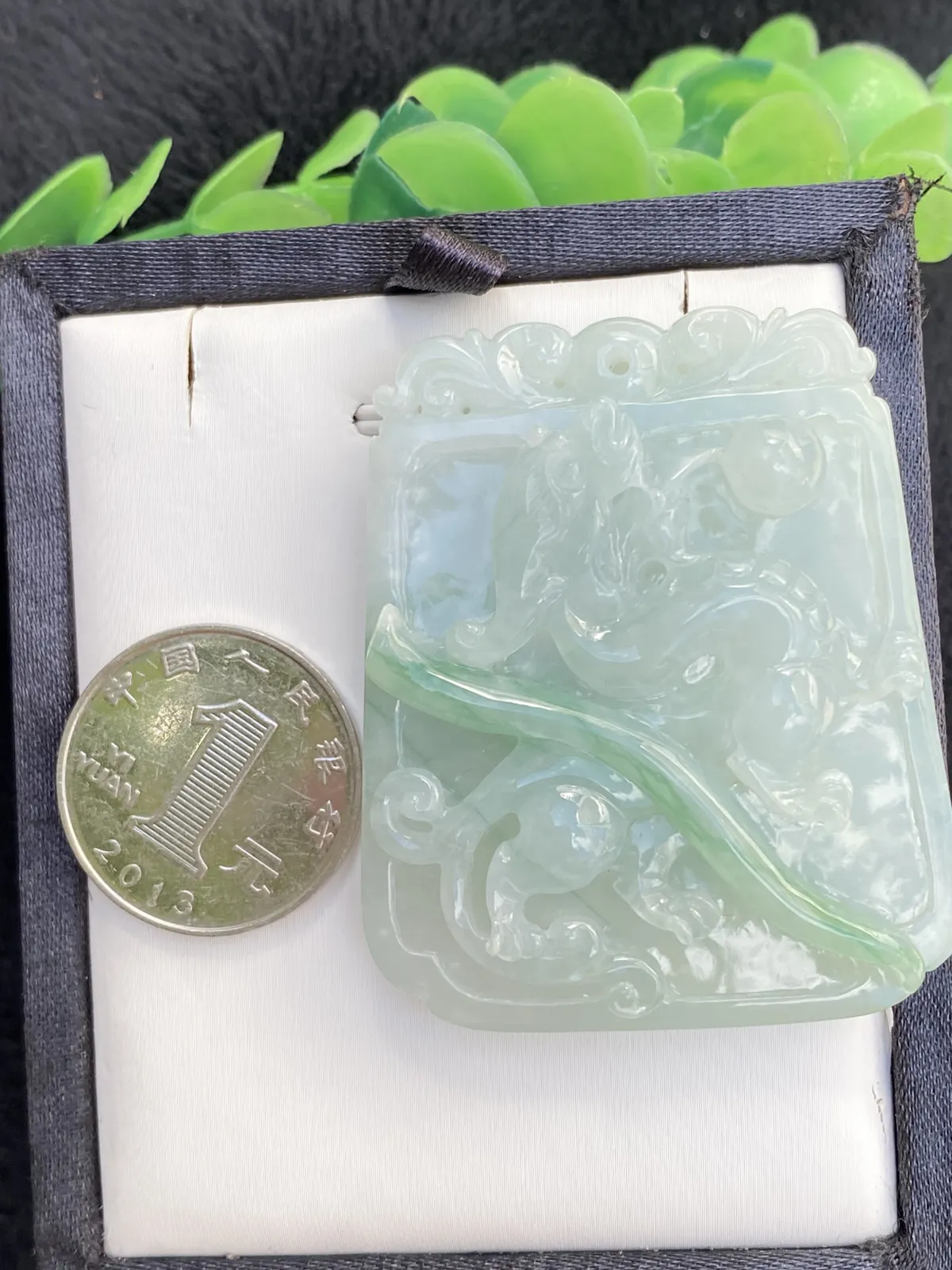 推荐【飘绿古龙牌】背面小避雕，水润，细腻，冰润，厚装，品相佳～