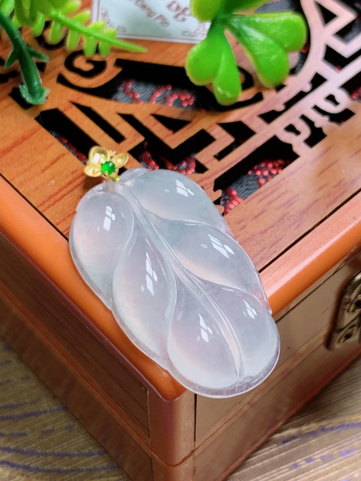 精品推荐，缅甸天然A货翡翠，18K金扣镶嵌冰种叶子吊坠，种水好，颜色鲜艳，玉质水润细腻，工艺精湛，佩