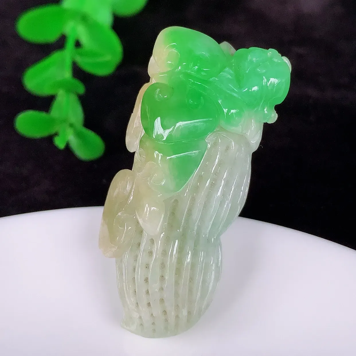 自然光实拍，厚装冰润冰糯种双彩黄加绿飘阳绿翡翠花生吊坠，好事发生，种老水足，翠色灵动，寓意美好，佩戴时尚出众！#01.21