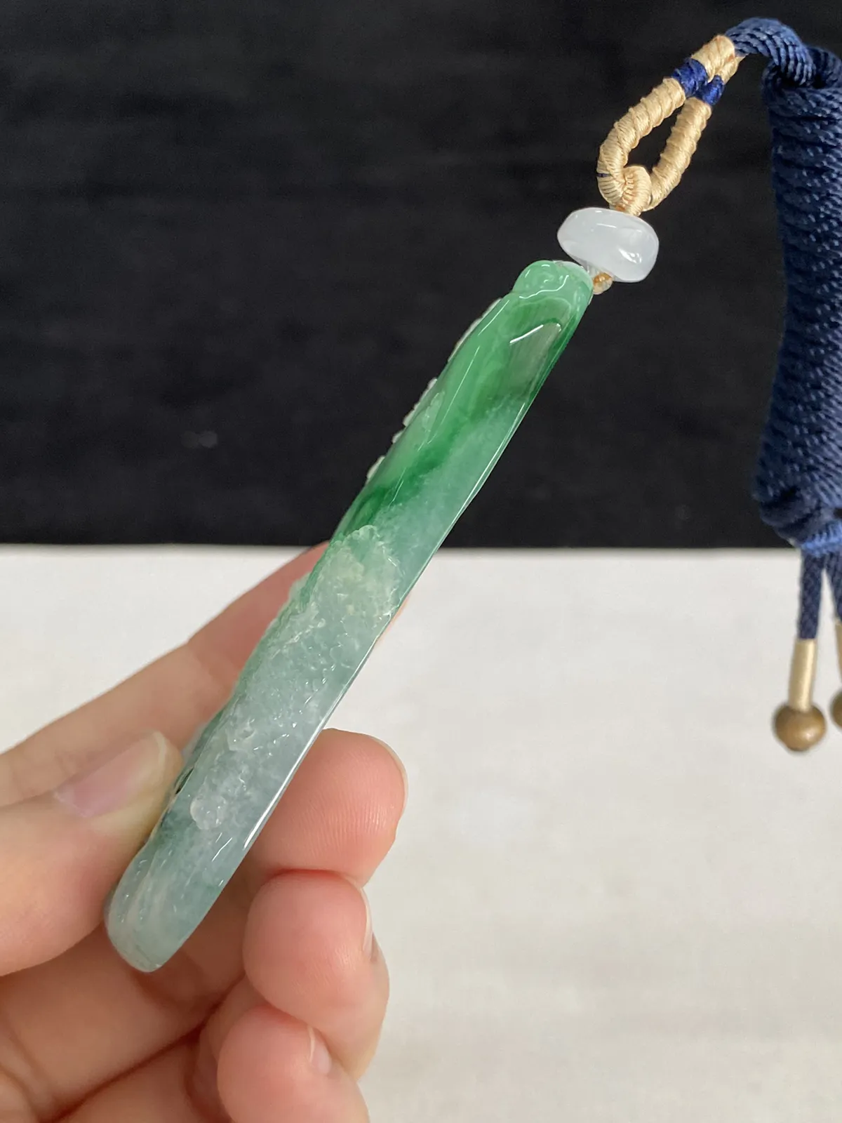 翡翠冰糯种飘绿吊坠，配珠未测