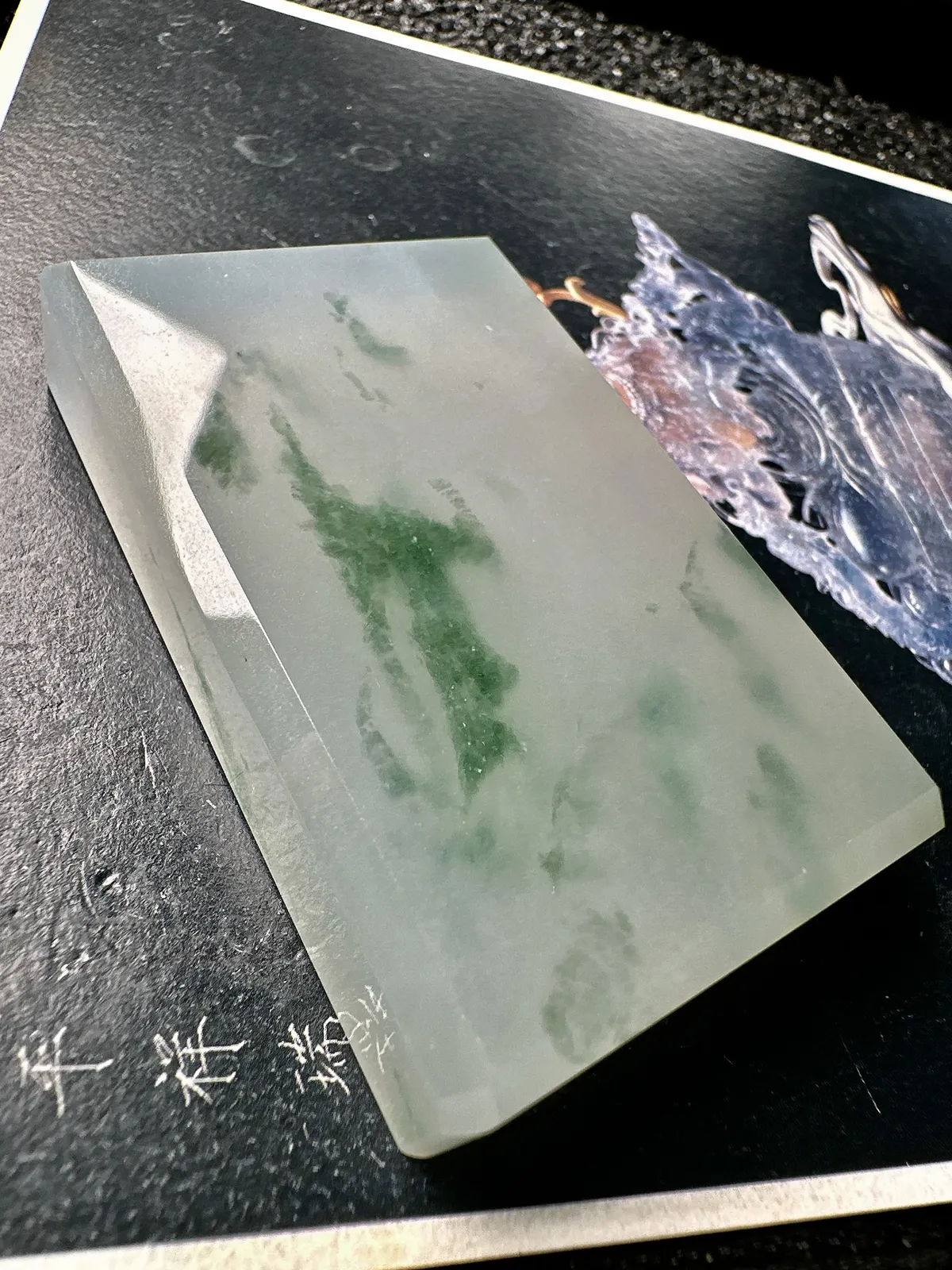 【冰种飘花无事牌】很大很厚装，质地细腻，冰度很足，种相当老