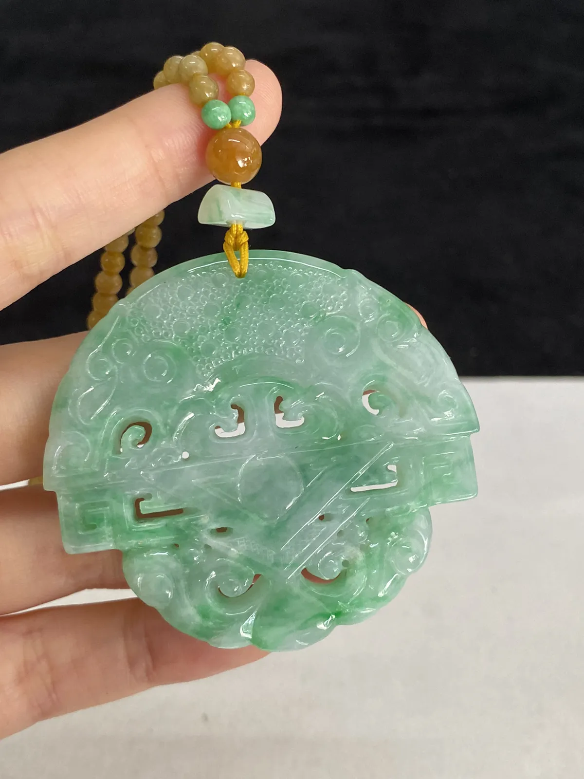 翡翠冰糯种飘绿平安扣，配珠未测