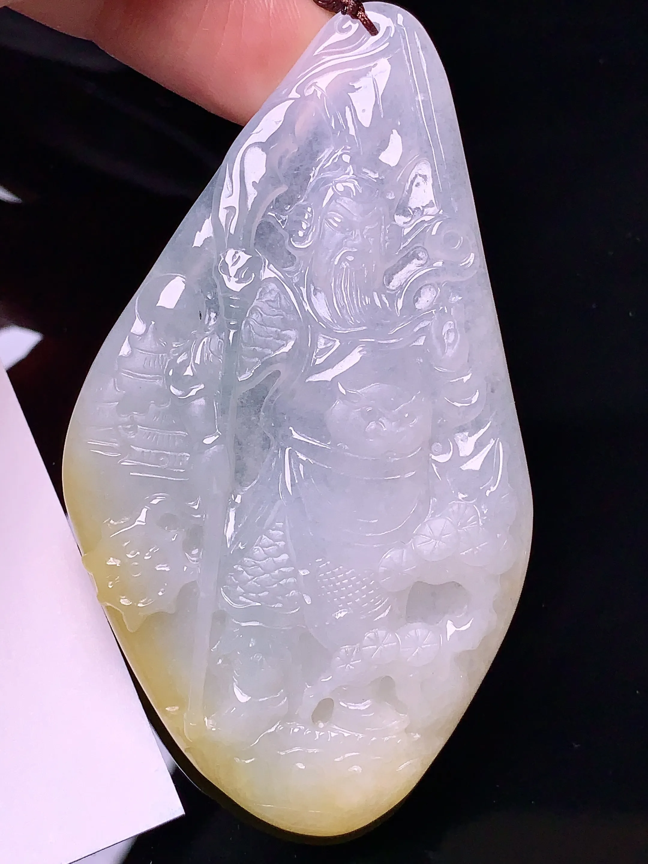 飘黄翡关羽吊坠 玉质细腻 水润亮眼  整体尺寸71.8*41*5.3