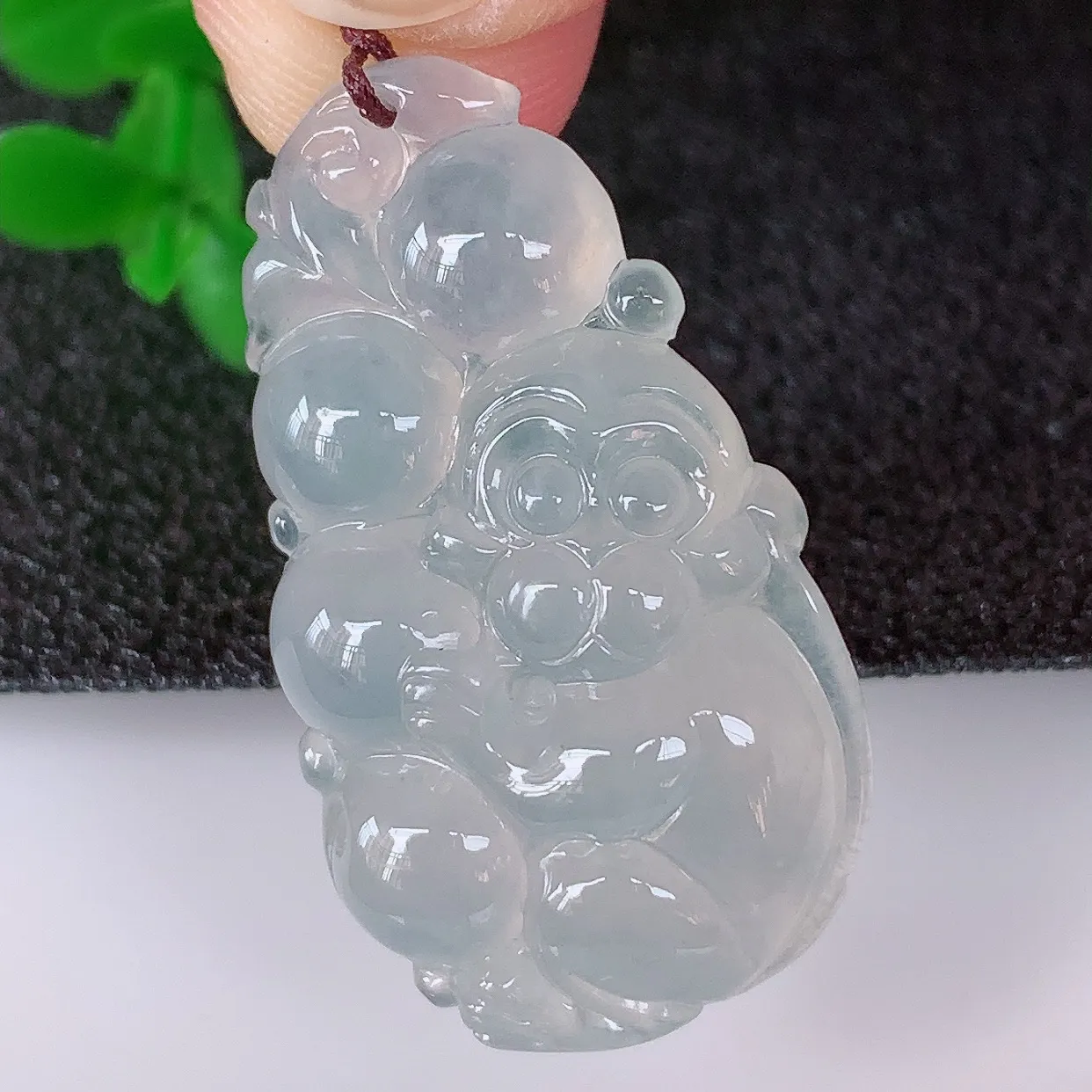 自然光实拍，冰润冰种翡翠生肖猴子吊坠，种老水足，翠色灵动，寓意美好，佩戴时尚出众！#02.21