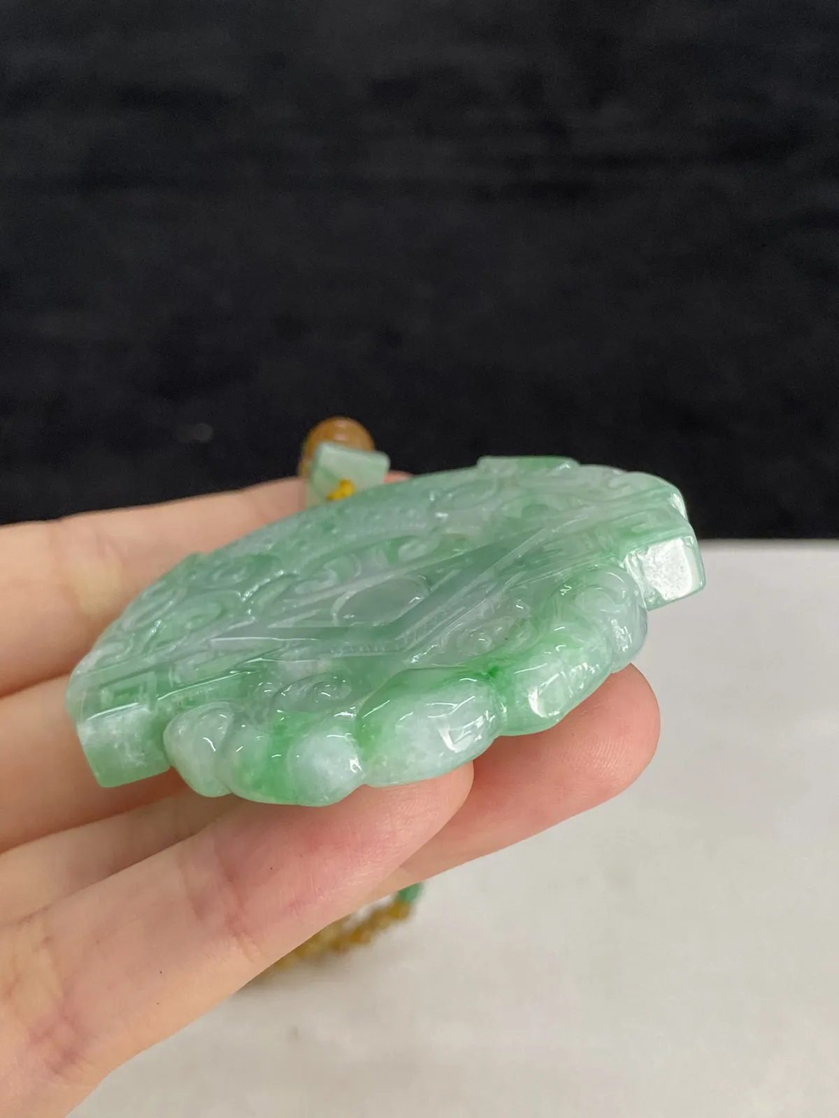 翡翠冰糯种飘绿平安扣，配珠未测