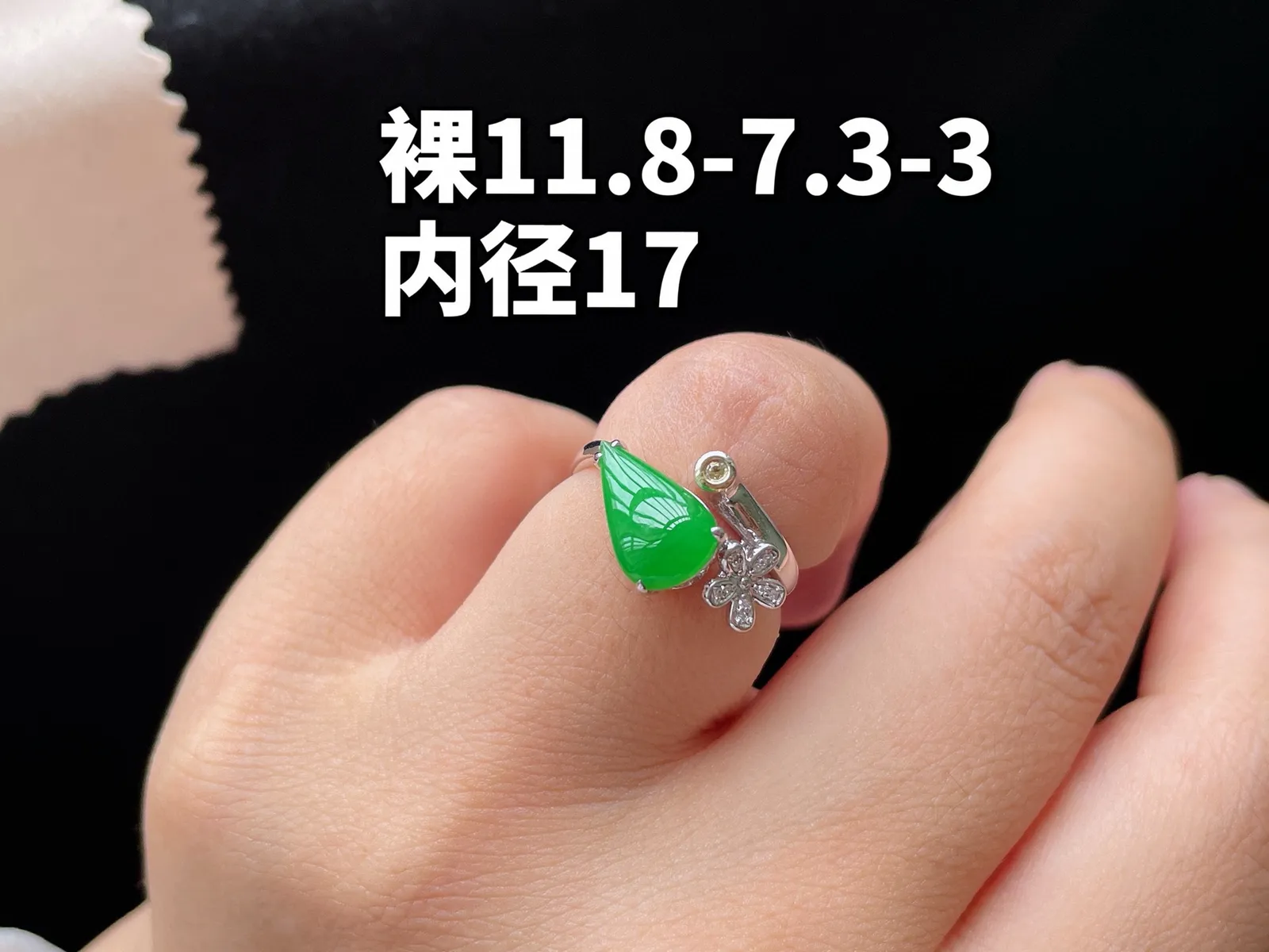 18K 满色·水滴戒指

裸11.8-7.3-3
内径17