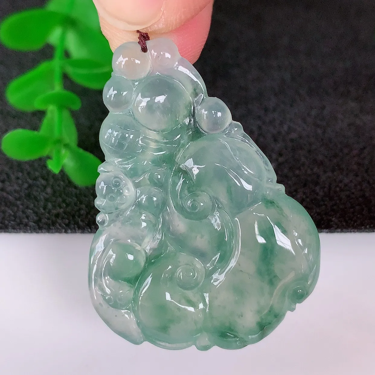 自然光实拍，冰种飘花翡翠如意吊坠，翡翠如意，上身效果非常美，饱满大气，工艺美，万事如意，如意一生 #