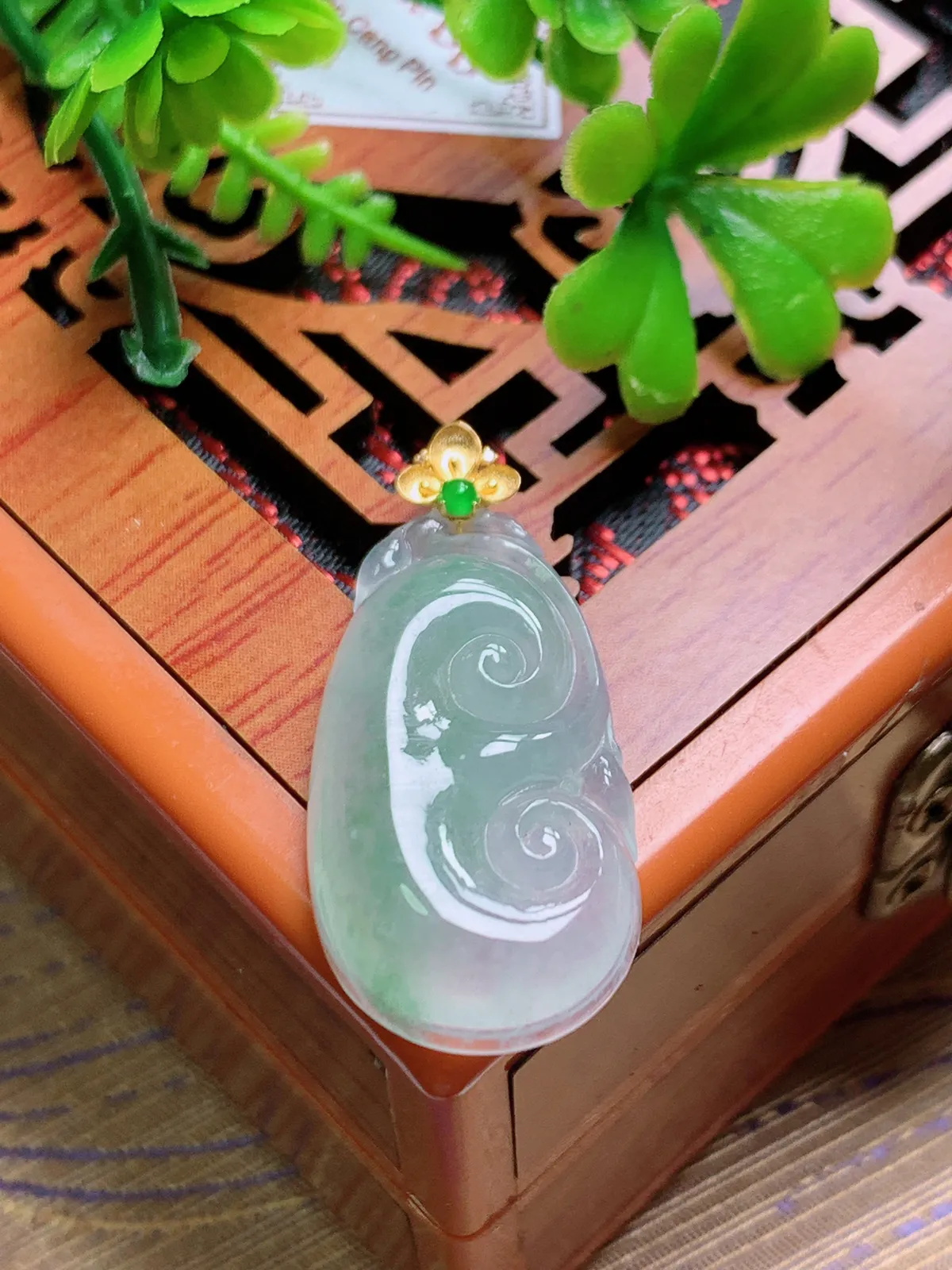 精品推荐，缅甸天然A货翡翠，18K金扣镶嵌冰种飘绿花如意吊坠，种水好，颜色鲜艳，玉质水润细腻，工艺精