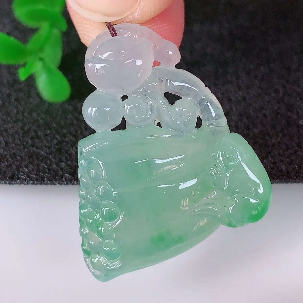 自然光实拍，冰润冰种飘绿翡翠招财莲蓬吊坠，水润精细，寓意路路都通，有着促进事业有运！#02.21