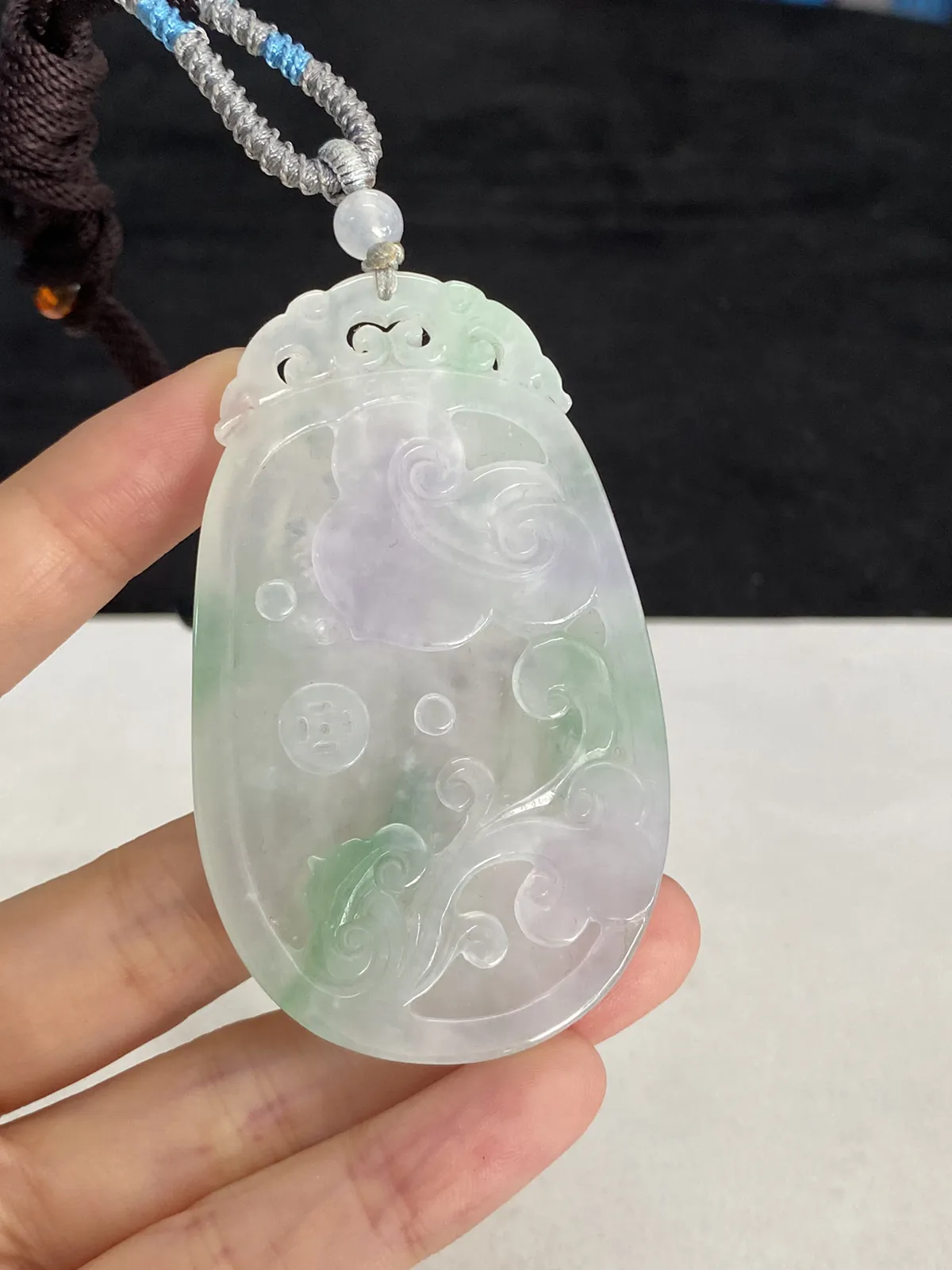 翡翠糯化种飘绿吊坠，配珠未测