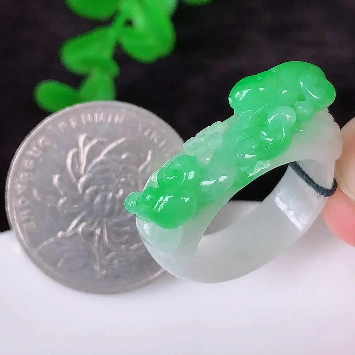 自然光实拍，冰润冰糯种飘阳绿翡翠如意18mm内径翡翠扳指，冰润指环，玉扳指，财源滚滚，玉质细腻起胶，17圈口，种水好！#1.21