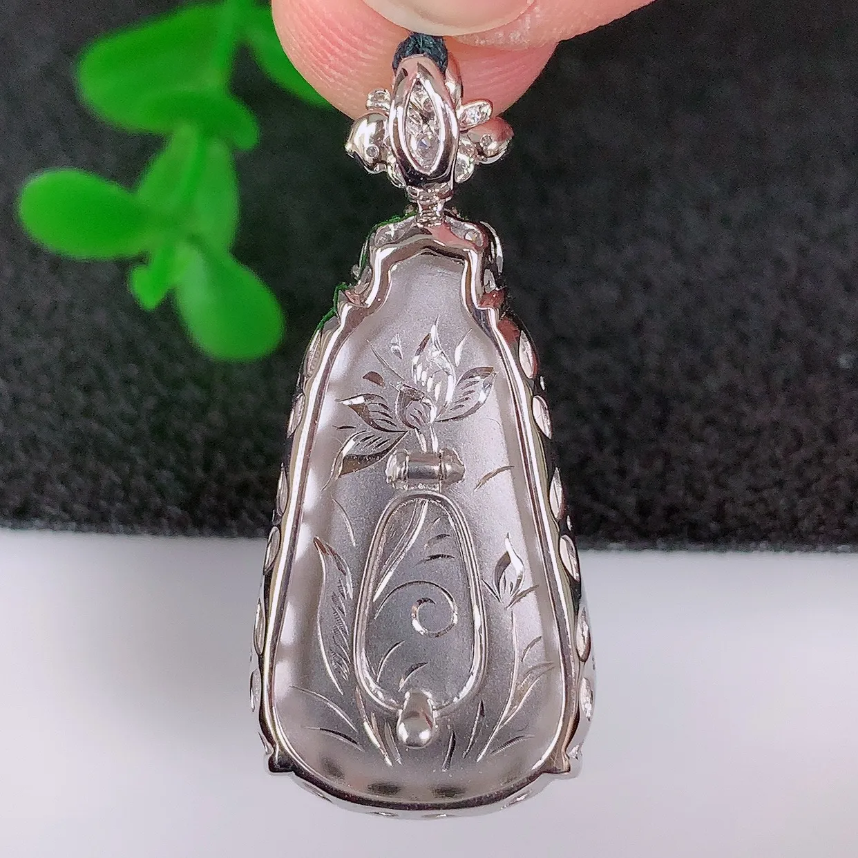 自然光实拍，18K金镶嵌冰润冰种飘绿花翡翠招财福瓜吊坠，翡翠福瓜招财瓜，冰润且起胶感，佩戴效果优雅迷人！#99.21整体32.6*14.8*7.5裸石23*14.6
