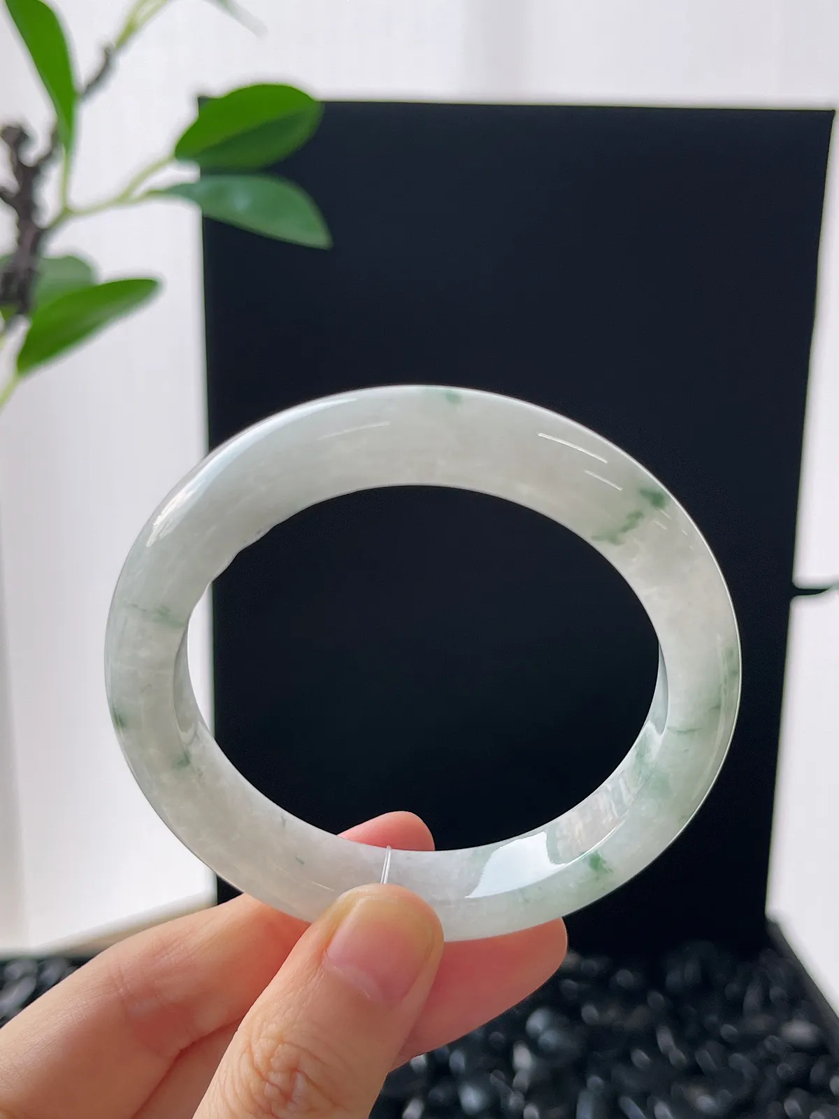 正圈54圈口，翡翠糯化种飘绿手镯
