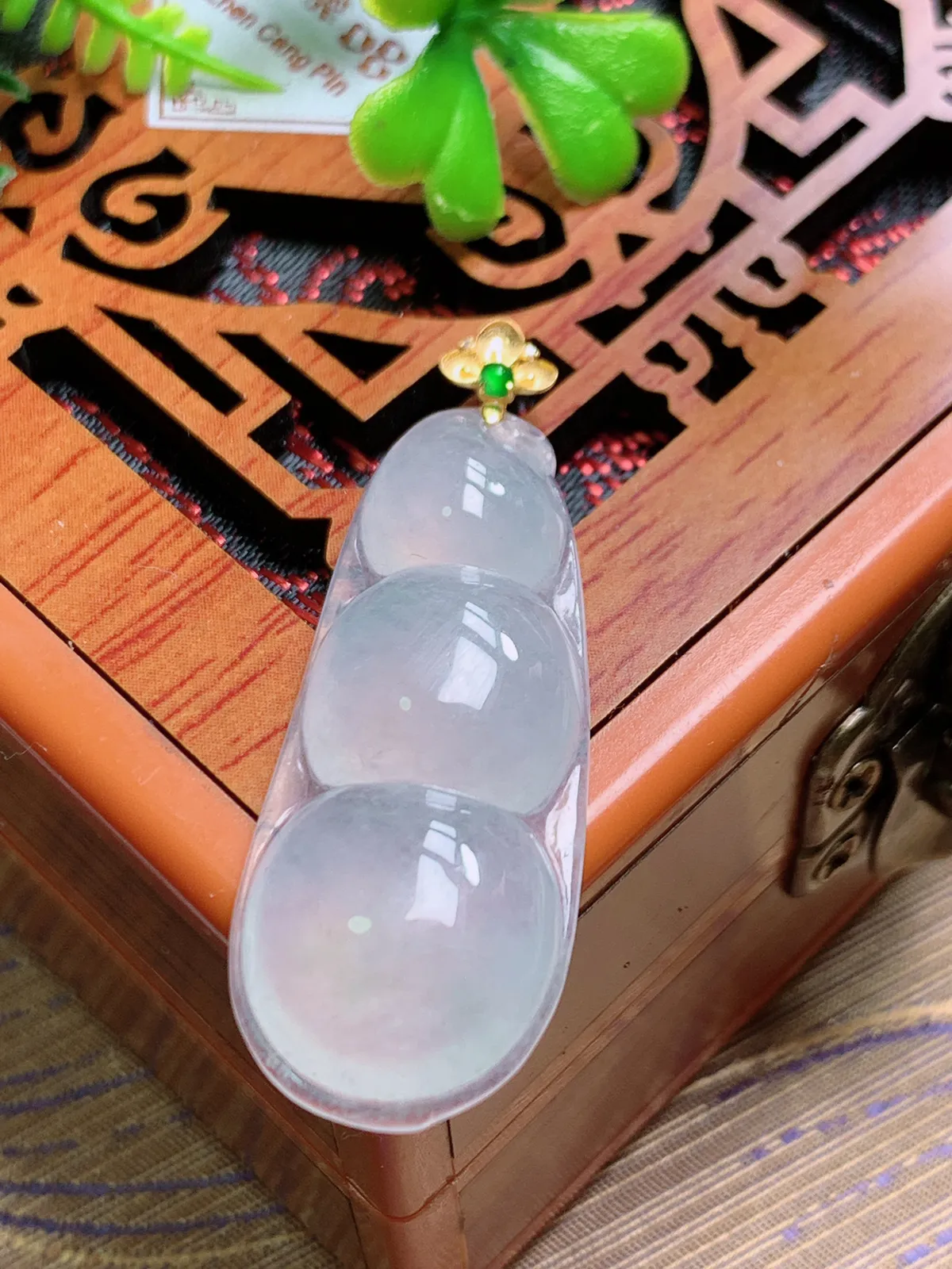 精品推荐，缅甸天然A货翡翠，18K金扣镶嵌冰种福豆吊坠，种水好，颜色鲜艳，玉质水润细腻，工艺精湛，佩戴效果更佳。