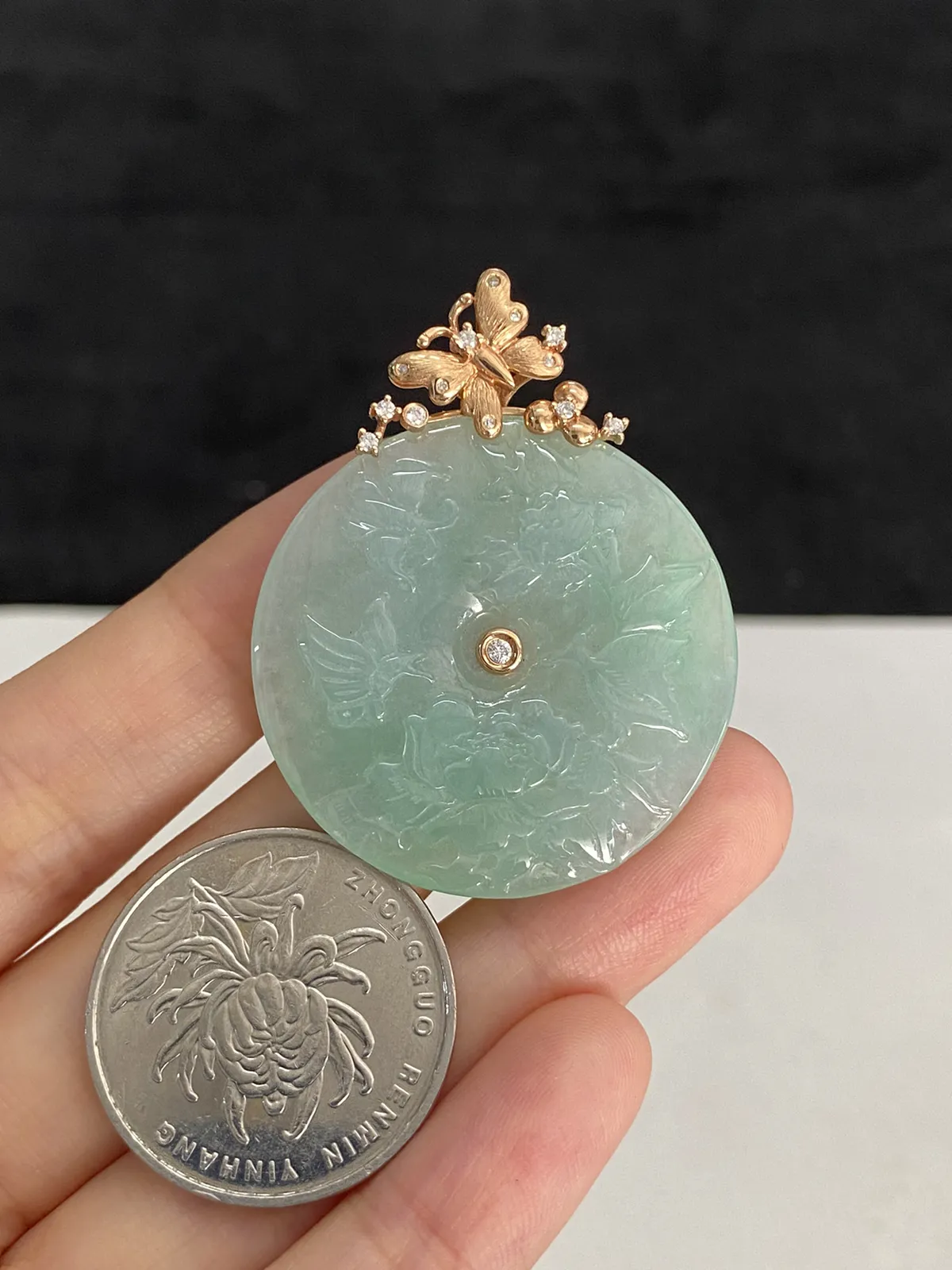 翡翠冰糯种淡绿色吊坠，印记：Au750,伴钻石