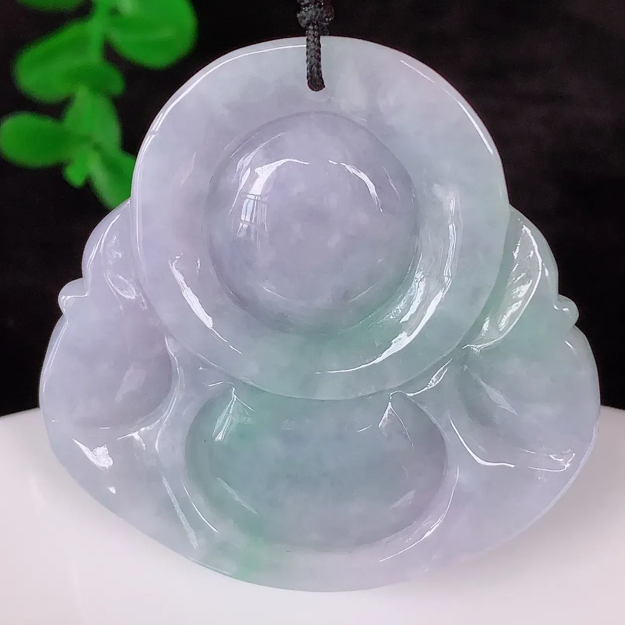 自然光实拍，大件厚装冰润冰糯种春彩翡翠佛公吊坠，饱满， 佛公亦保平安，寓意有福（佛公）相伴，配戴优雅迷人！#41.21