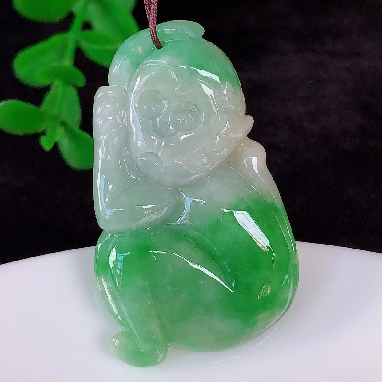 自然光实拍，冰润冰糯种飘阳绿翡翠生肖猴子吊坠，种老水足，翠色灵动，寓意美好，佩戴时尚出众！#87.21