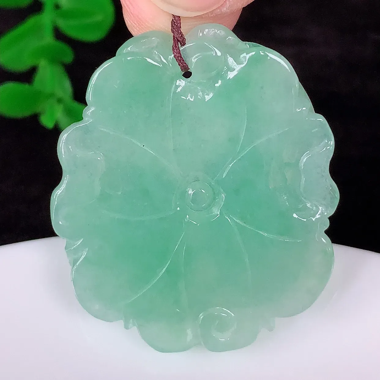 自然光实拍，冰润冰糯种飘绿翡翠年年有余，自由自在玉吊坠，寓意财源广进，雕工婉约，栩栩如生，佩戴优雅迷人！#51.21