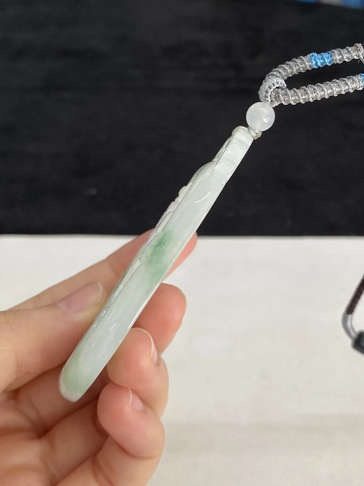 翡翠糯化种飘绿吊坠，配珠未测