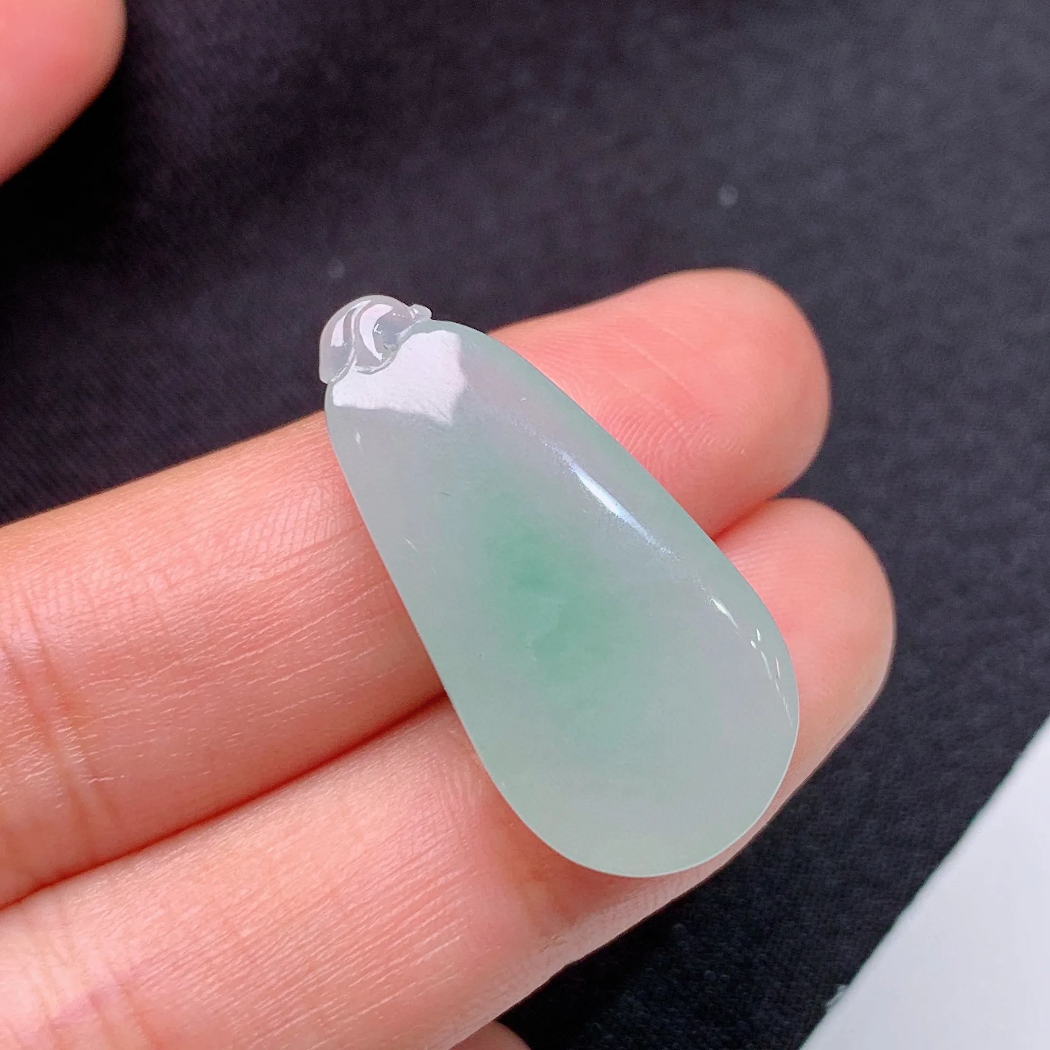 冰飘绿福瓜，镶嵌佳品，冰润饱满，玉质细腻，种水足 整体尺寸28*13.9*5.5