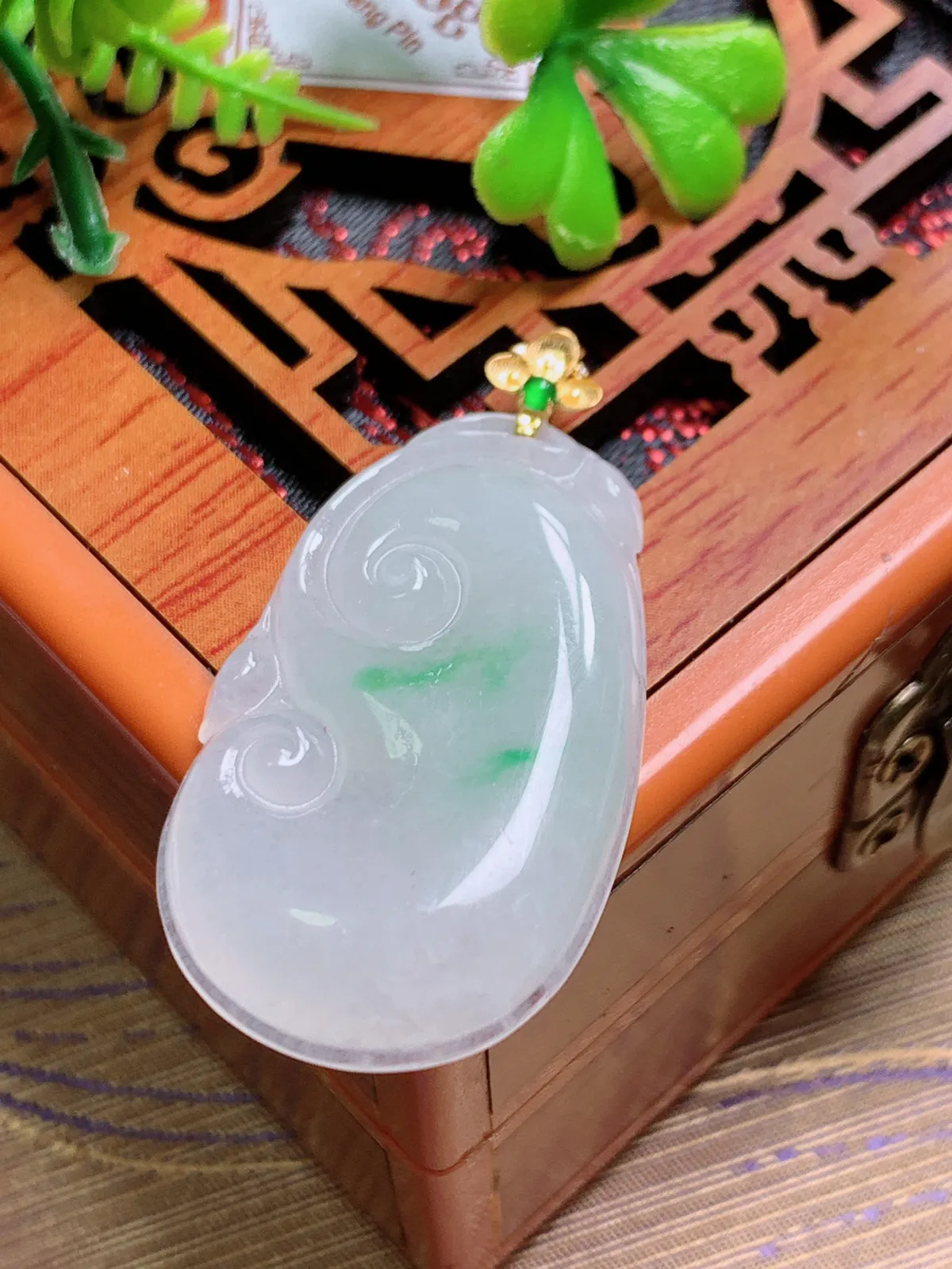 精品推荐，缅甸天然A货翡翠，18K金扣镶嵌冰种飘绿如意吊坠，种水好，颜色鲜艳，玉质水润细腻，工艺精湛，佩戴效果更佳。