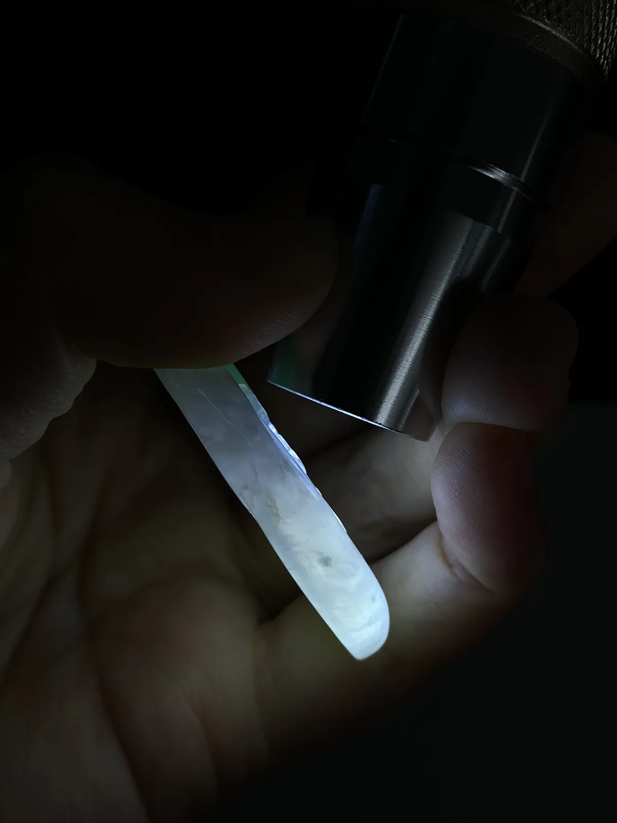 翡翠糯化种飘绿吊坠，配珠未测