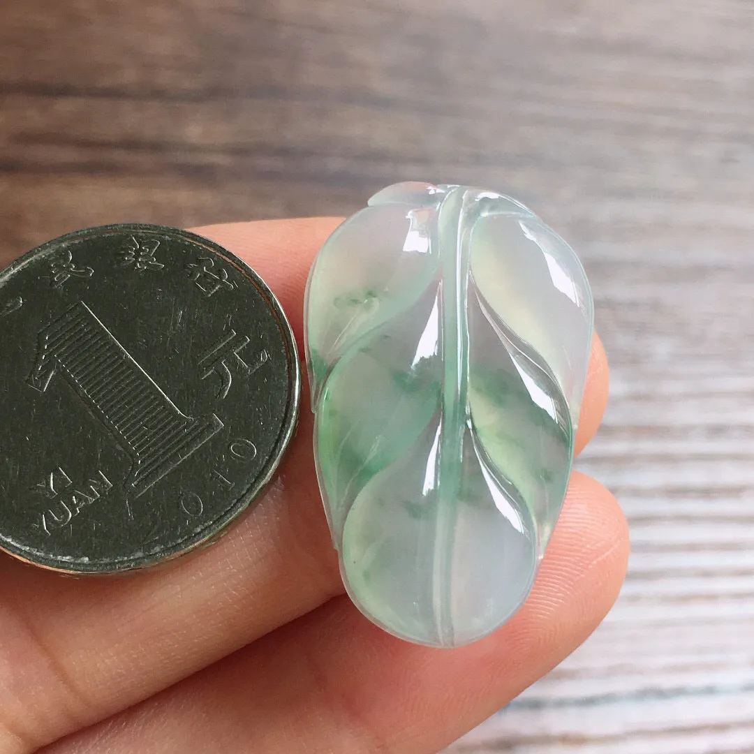 冰飘花树叶，冰润光泽，玉质细腻，种水足，整体尺寸31*19.3*4.1