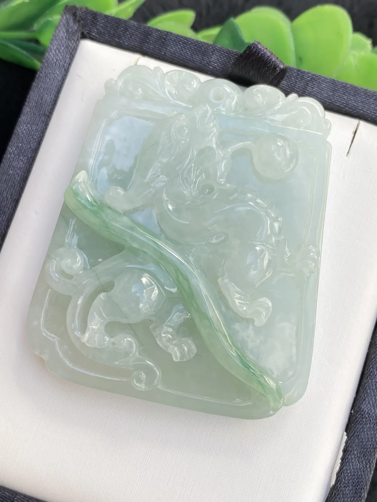 推荐【飘绿古龙牌】背面小避雕，水润，细腻，冰润，厚装，品相佳～