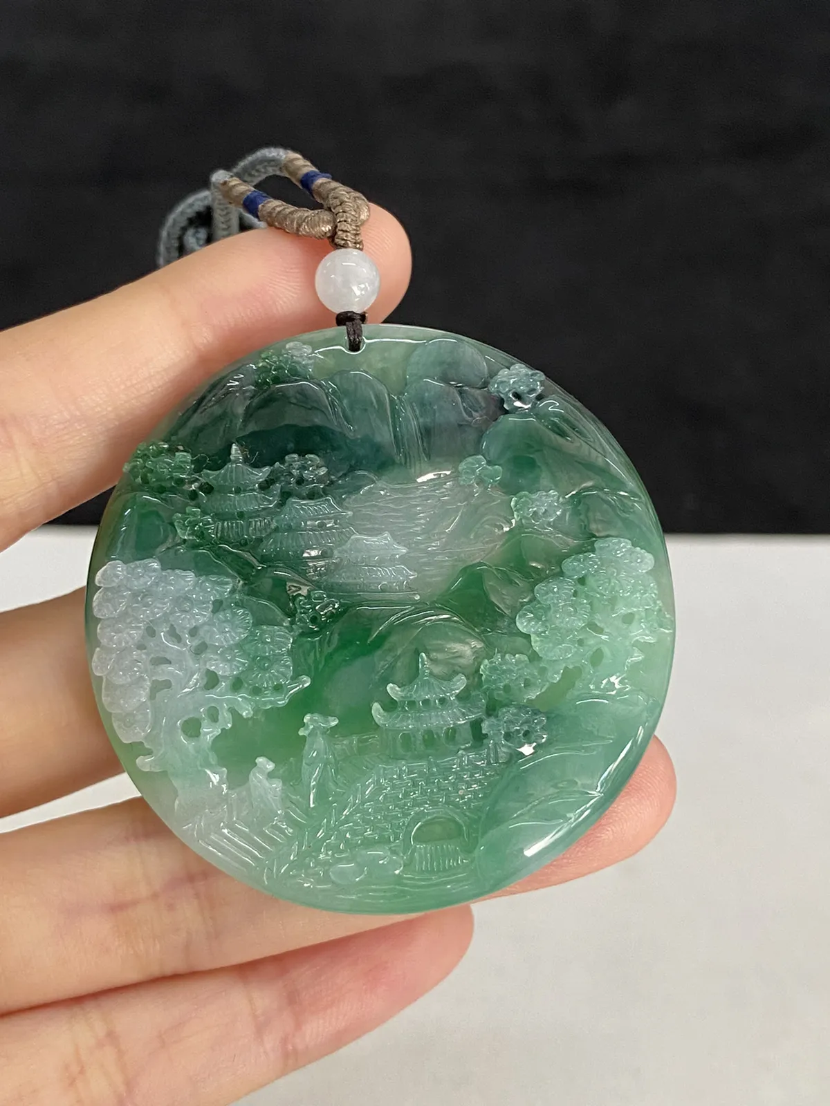 翡翠冰糯种浅绿色山水牌，配珠未测