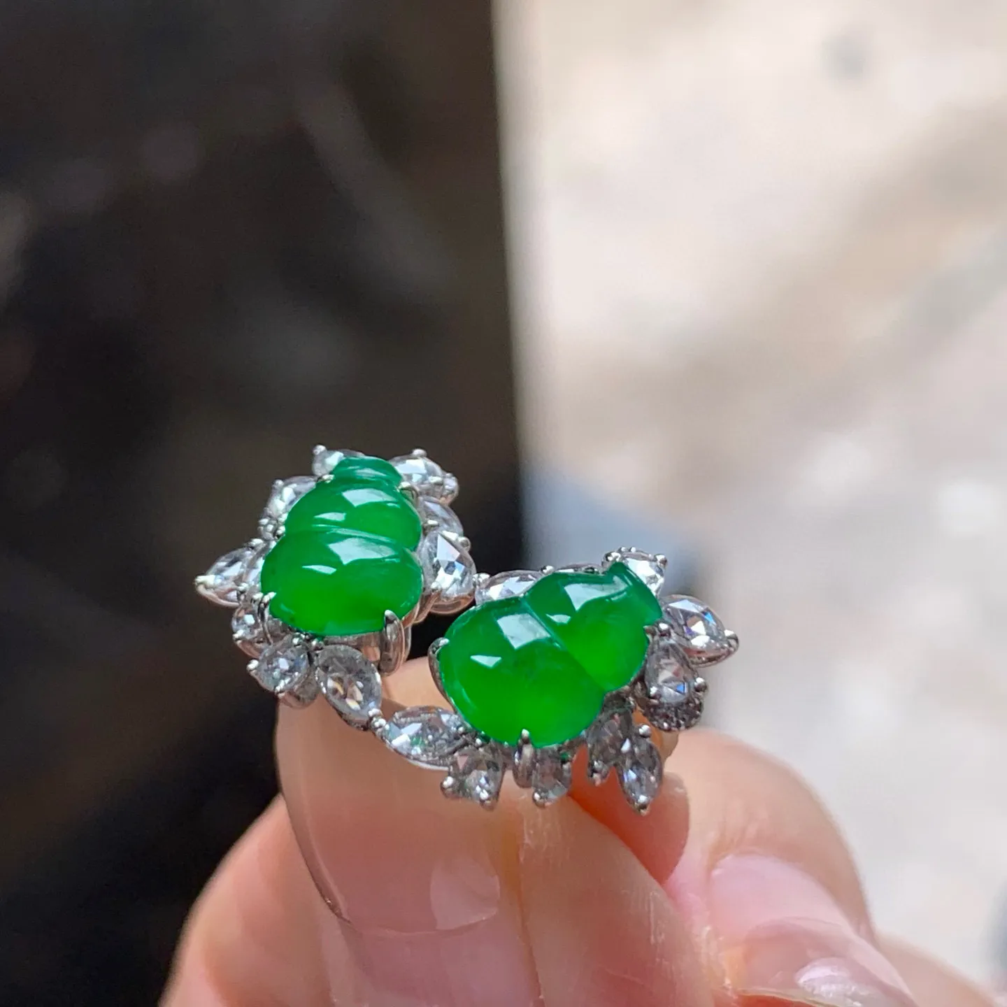 冰种辣绿葫芦耳钉
真金镶嵌 精致