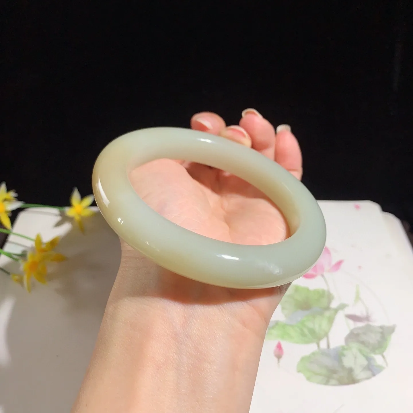 和田玉63圈口且末糖手镯！圈口63宽13.5玉质细腻油润 底色纯净 无裂无杂 脂粉好，品质高！